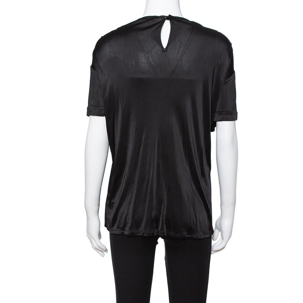 Trendy is what defines this t-shirt from Versace. The black t-shirt features a smart fit and the signature embellished Medusa design on the front. It flaunts a crew neckline and short sleeves.

