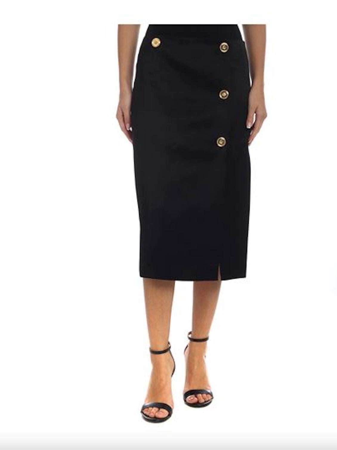 Versace Black Knee Length Pencil Skirt with Gold-Tone Medusa Buttons

Versace's FW19 collection showcased silhouettes imbued with iconic house codes, as seen in this knee-length medusa detail pencil skirt. This pencil silhouette is hallmarked by
