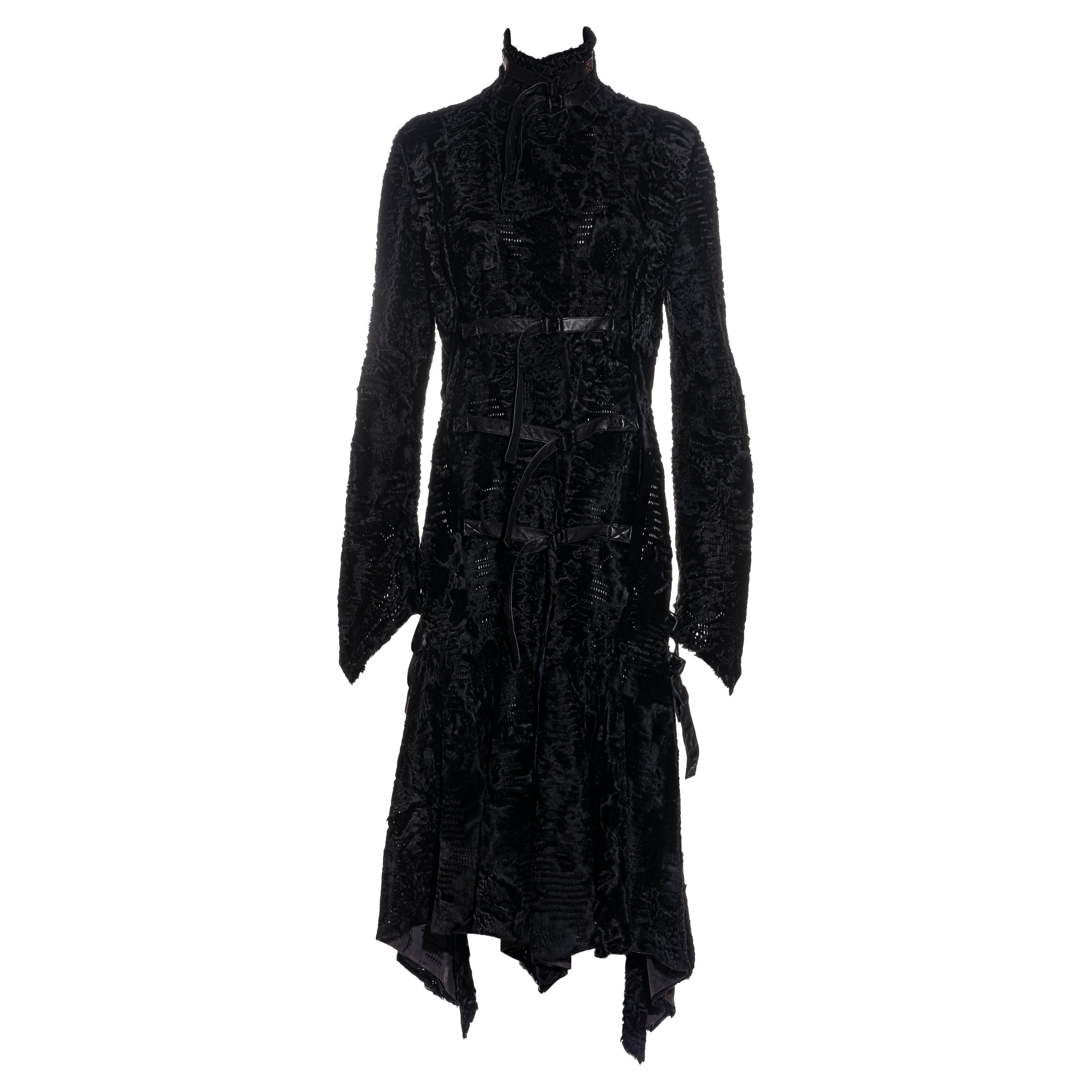 Abrigo Versace negro de piel de cordero cortada a láser con correas de cuero, fw 2004 en venta