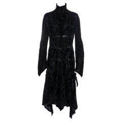 Abrigo Versace negro de piel de cordero cortada a láser con correas de cuero, fw 2004