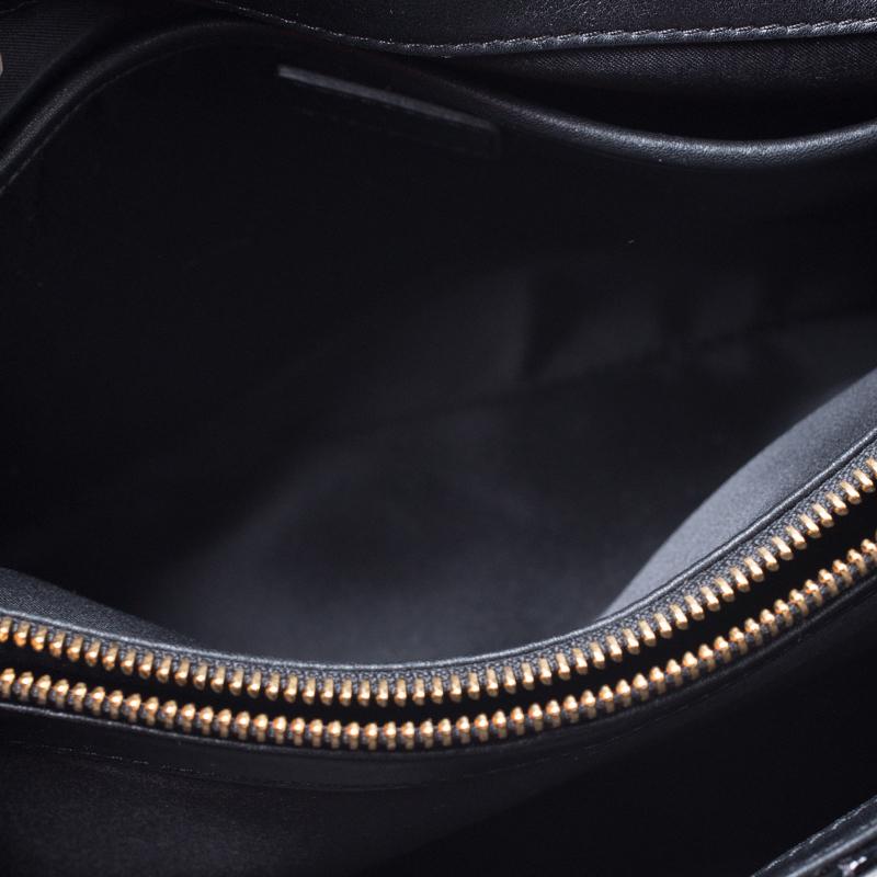 Versace Schwarze Umhängetasche aus Leder und Lackleder mit Kettenverschluss 6