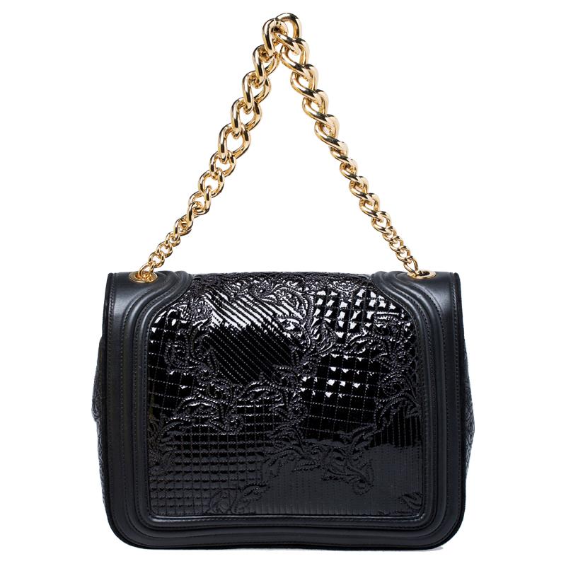 Mit dieser schicken Tasche von Versace können Sie die aktuellen Trends stilvoll aufgreifen. Diese wunderschön gearbeitete Tasche ist ein Beispiel für luxuriöse Mode und verfügt über einen geräumigen Innenraum aus Nylon. Die Tasche aus Leder und