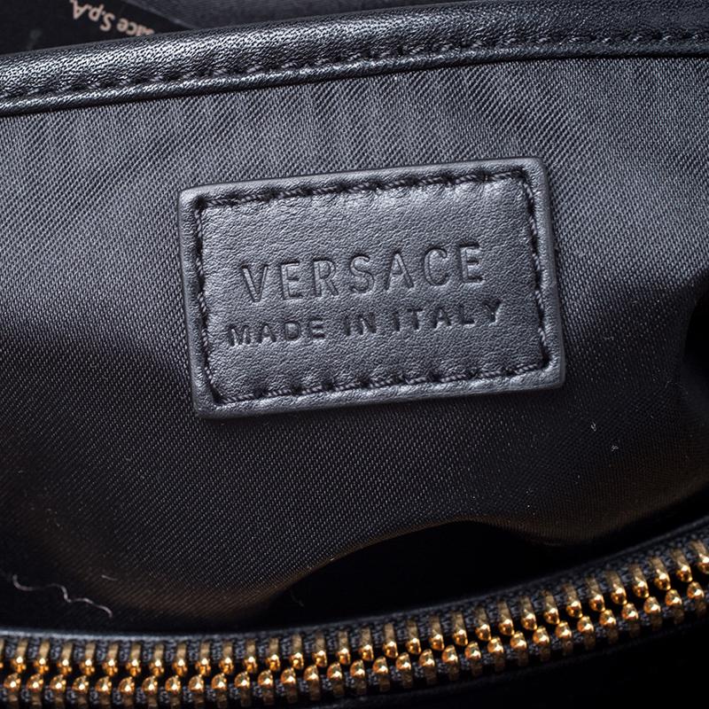 Versace Schwarze Umhängetasche aus Leder und Lackleder mit Kettenverschluss 2