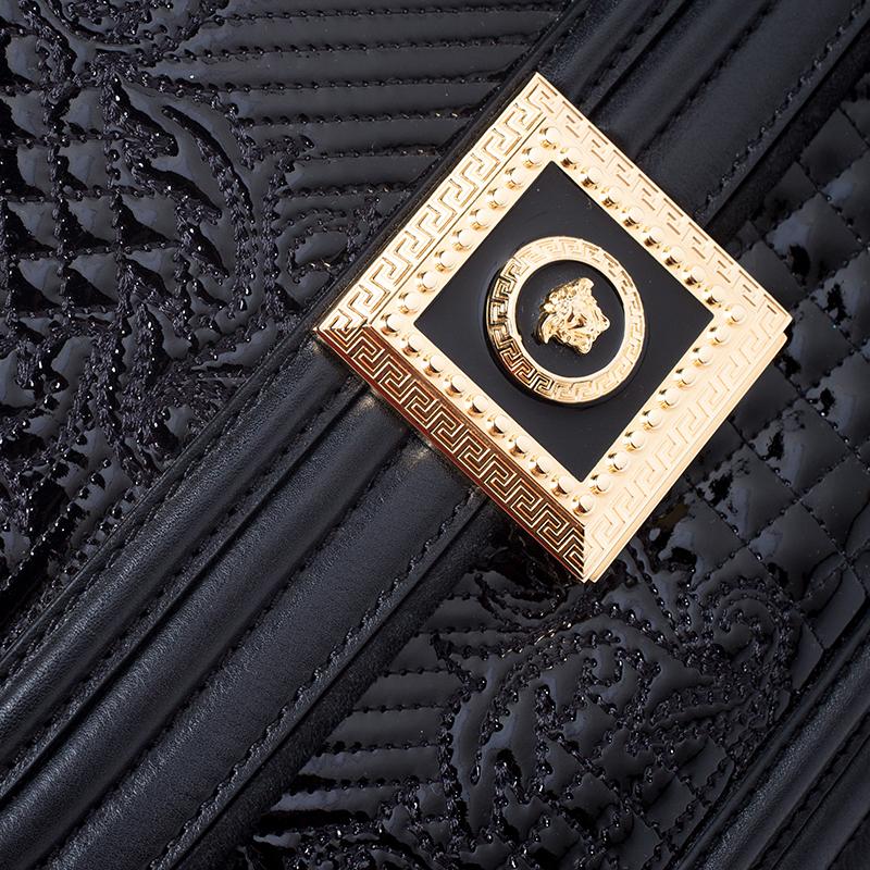 Versace Schwarze Umhängetasche aus Leder und Lackleder mit Kettenverschluss 4