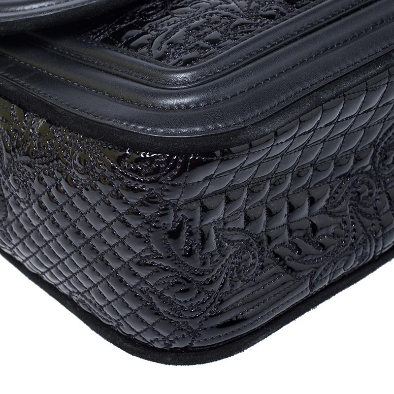 Versace Schwarze Umhängetasche aus Leder und Lackleder mit Kettenverschluss 5