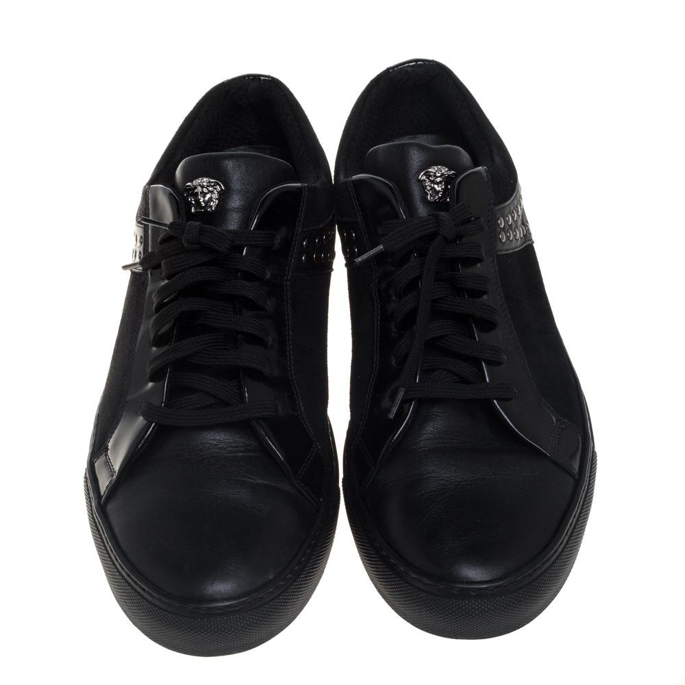 This pair of low-top sneakers from Versace is what your wardrobe has been missing all this while! The black sneakers are crafted from suede and leather and feature round toes, lace-ups on the vamps, the iconic Medusa logo detailing on the tongues,