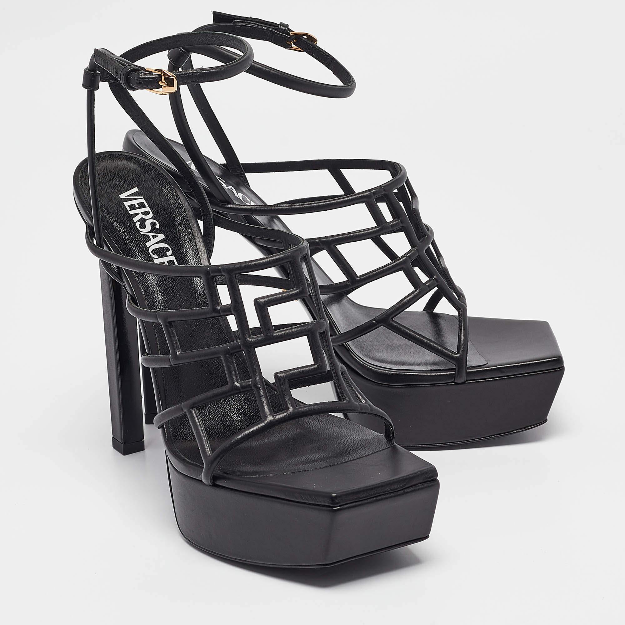 Versace - Sandales à lanières en cuir noir - Taille 41 Neuf à Dubai, Al Qouz 2