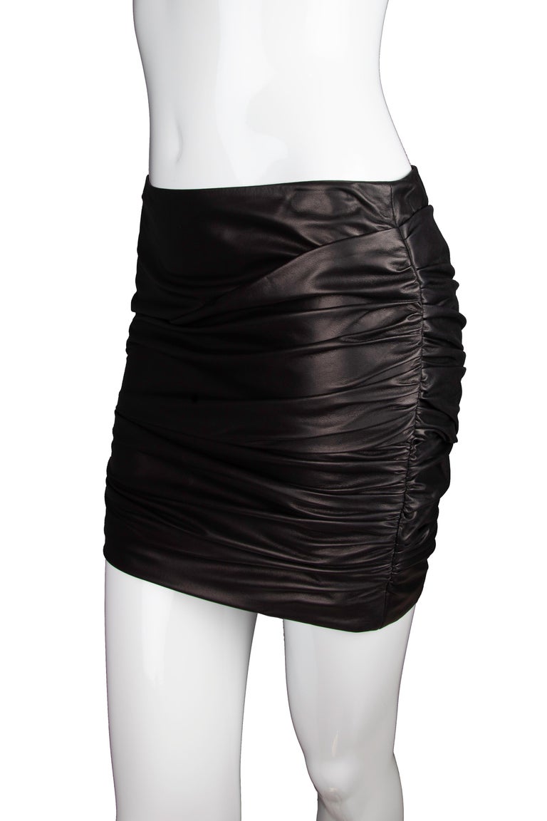 Versace - Mini-jupe asymétrique froncée en cuir noir, taille 40 - En vente  sur 1stDibs
