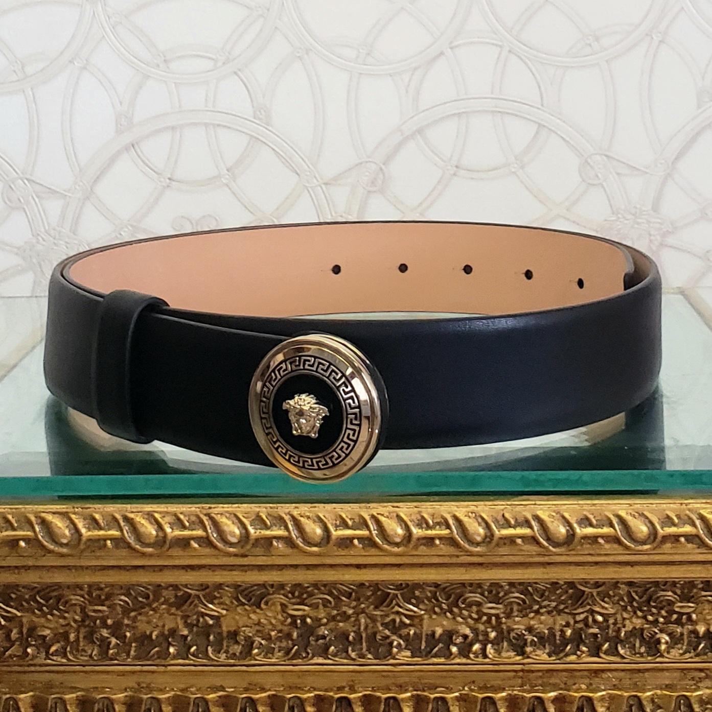 GIANNI VERSACE

Men's black leather belt
 Round 3D Gold-tone Medusa buckle with Greek Key 


   Size 110 / 44
 Wide 1 1/2