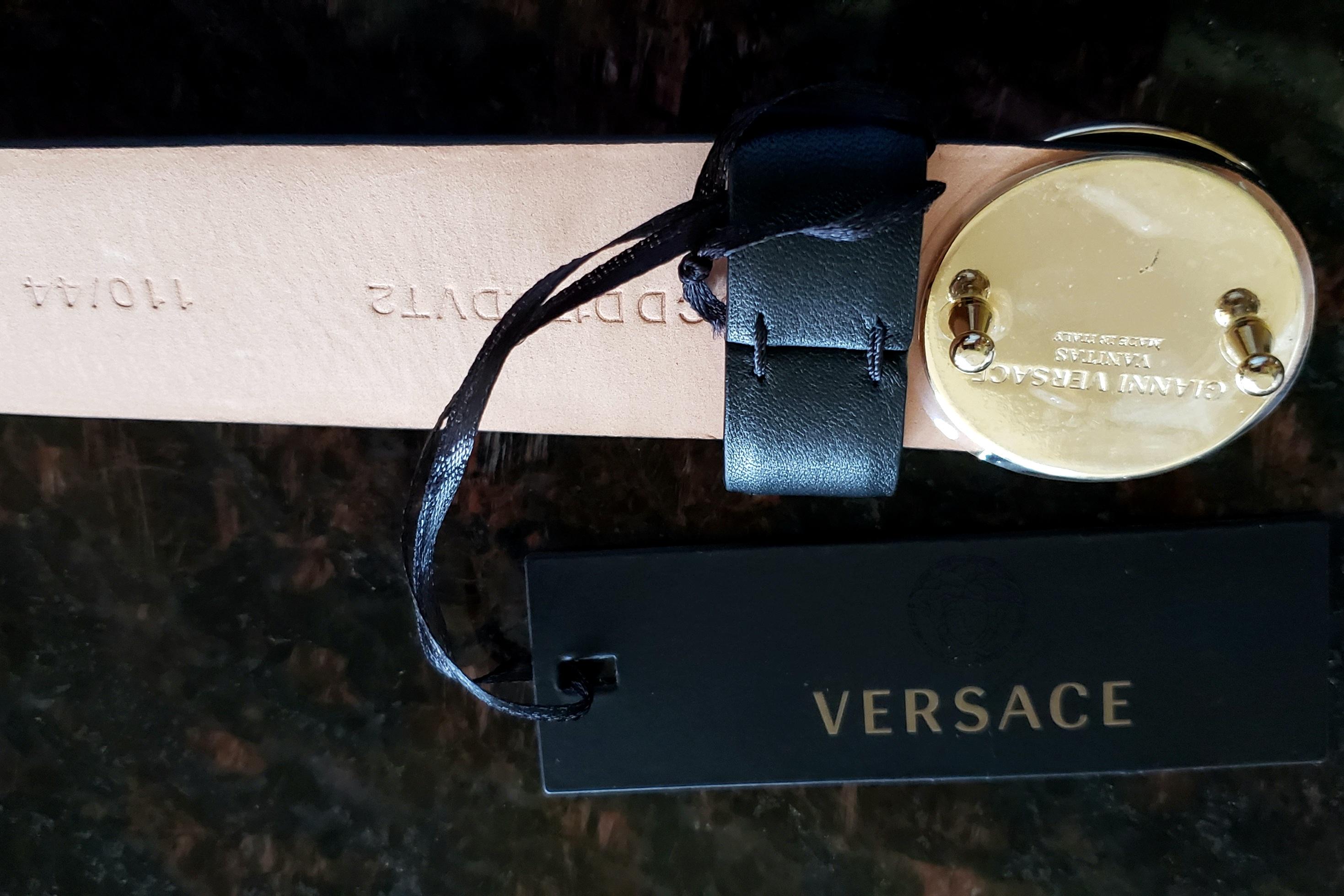 VERSACE BLACK LEATHER BELT w/GOLD-TONE MEDUSA GREEK KEY ROUND BUCKLE 110/44 In New Condition In Montgomery, TX