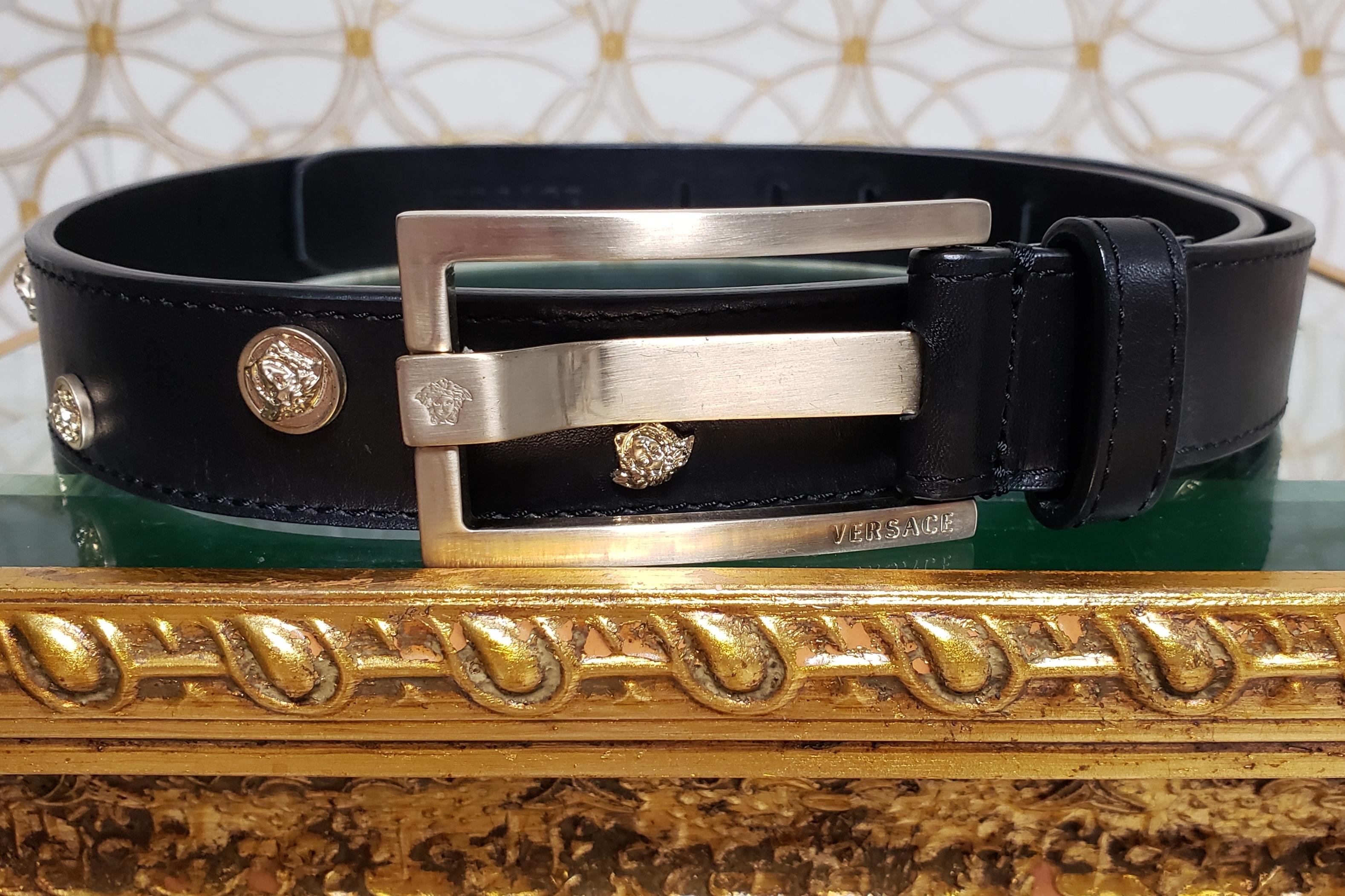 VERSACE

BLACK LEATHER BELT with LIGHT GOLD PLATED MEDUSA STUDS

Content: 100% leather
Size: 90/36
1  1/4