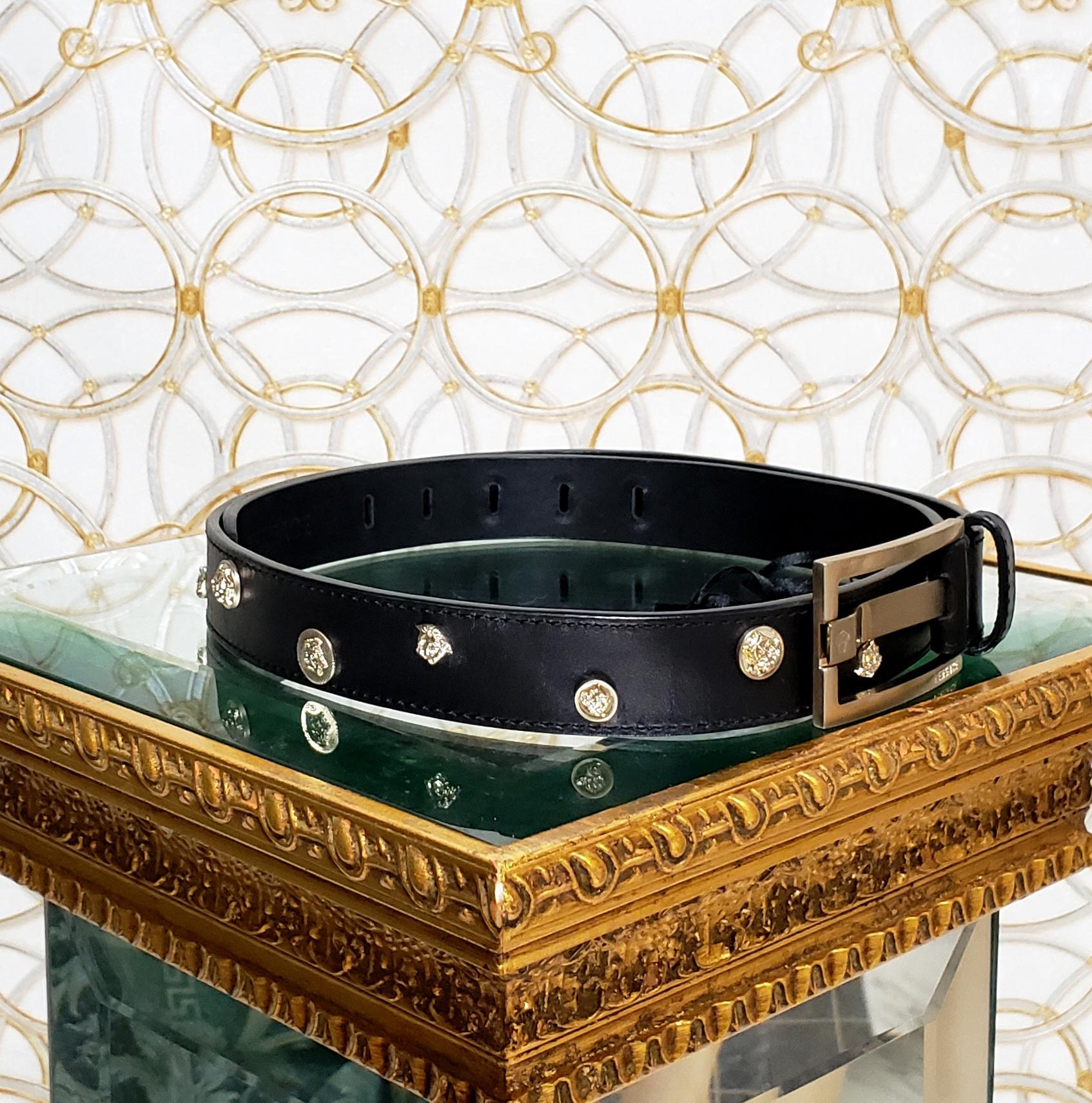 Noir Versace, ceinture en cuir noir avec clous MEDUSA plaqués or clair, 90/36 en vente