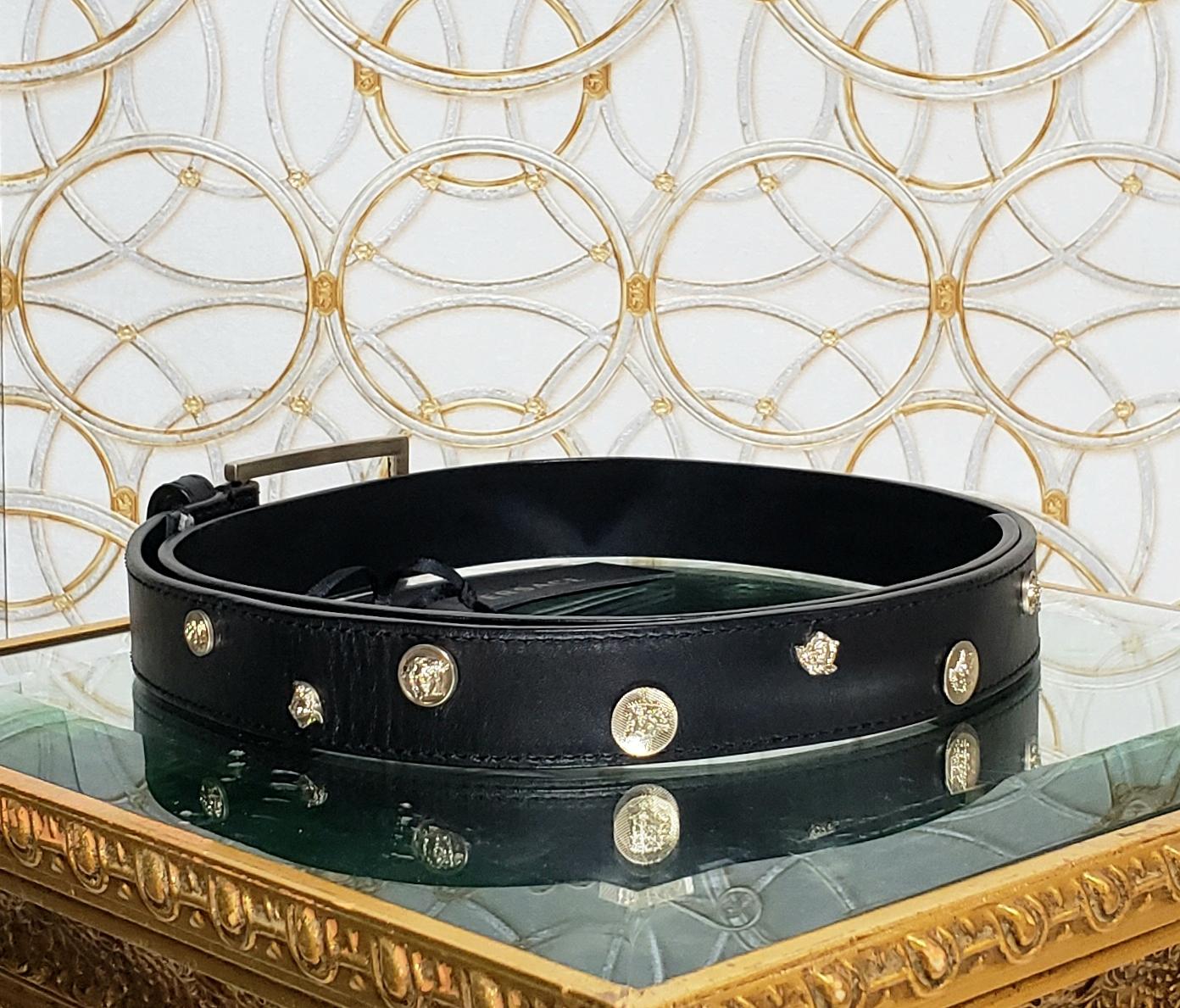 Versace, ceinture en cuir noir avec clous MEDUSA plaqués or clair, 90/36 Neuf - En vente à Montgomery, TX