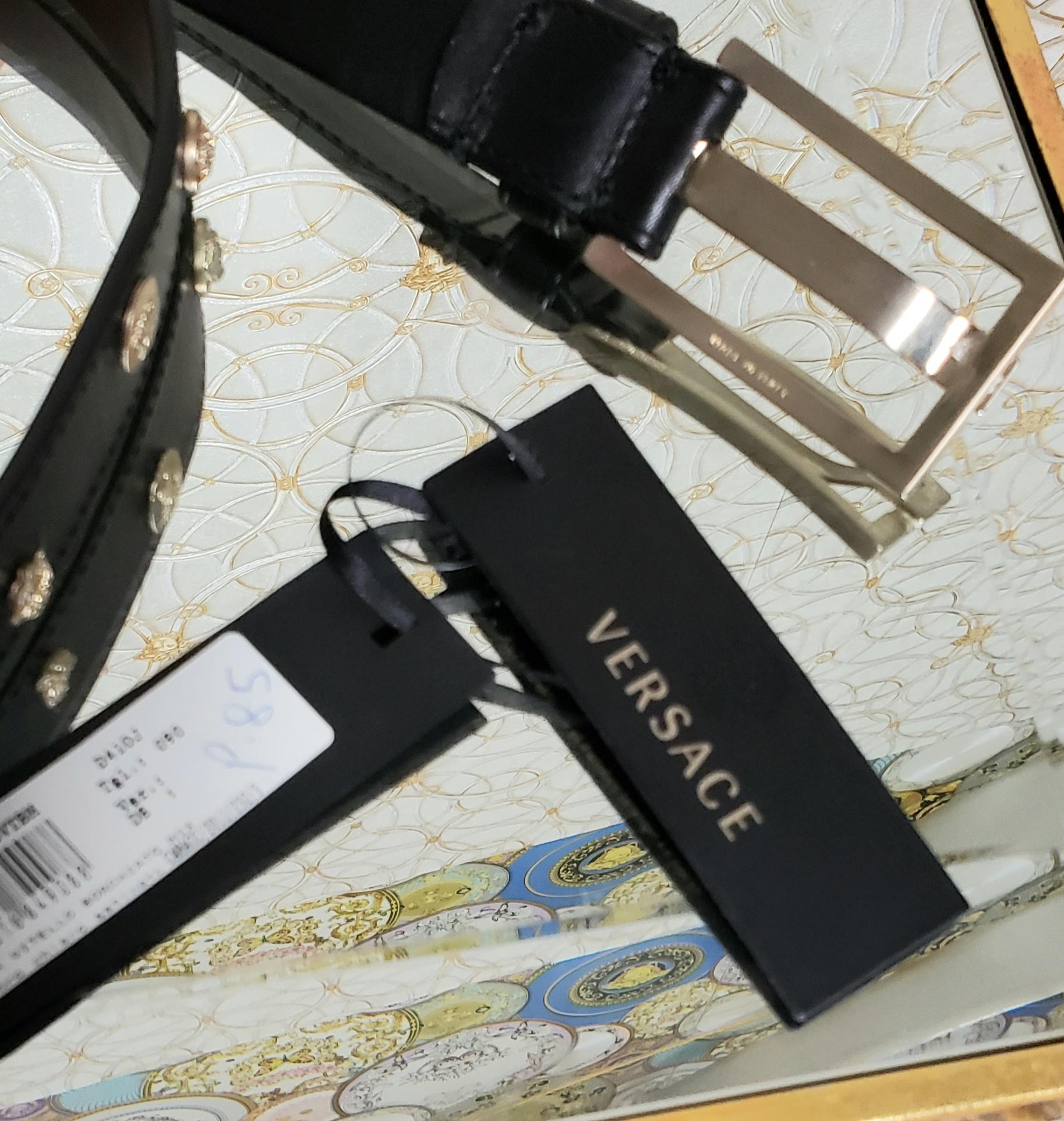 Versace, ceinture en cuir noir avec clous MEDUSA plaqués or clair, 90/36 Unisexe en vente