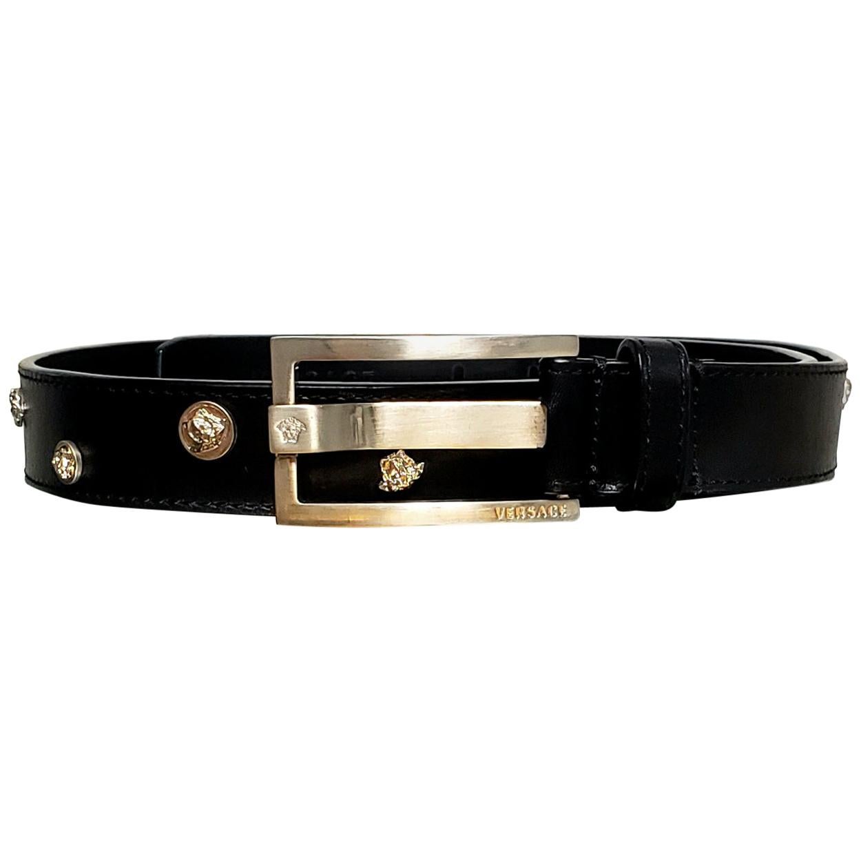 Versace, ceinture en cuir noir avec clous MEDUSA plaqués or clair, 90/36 en vente