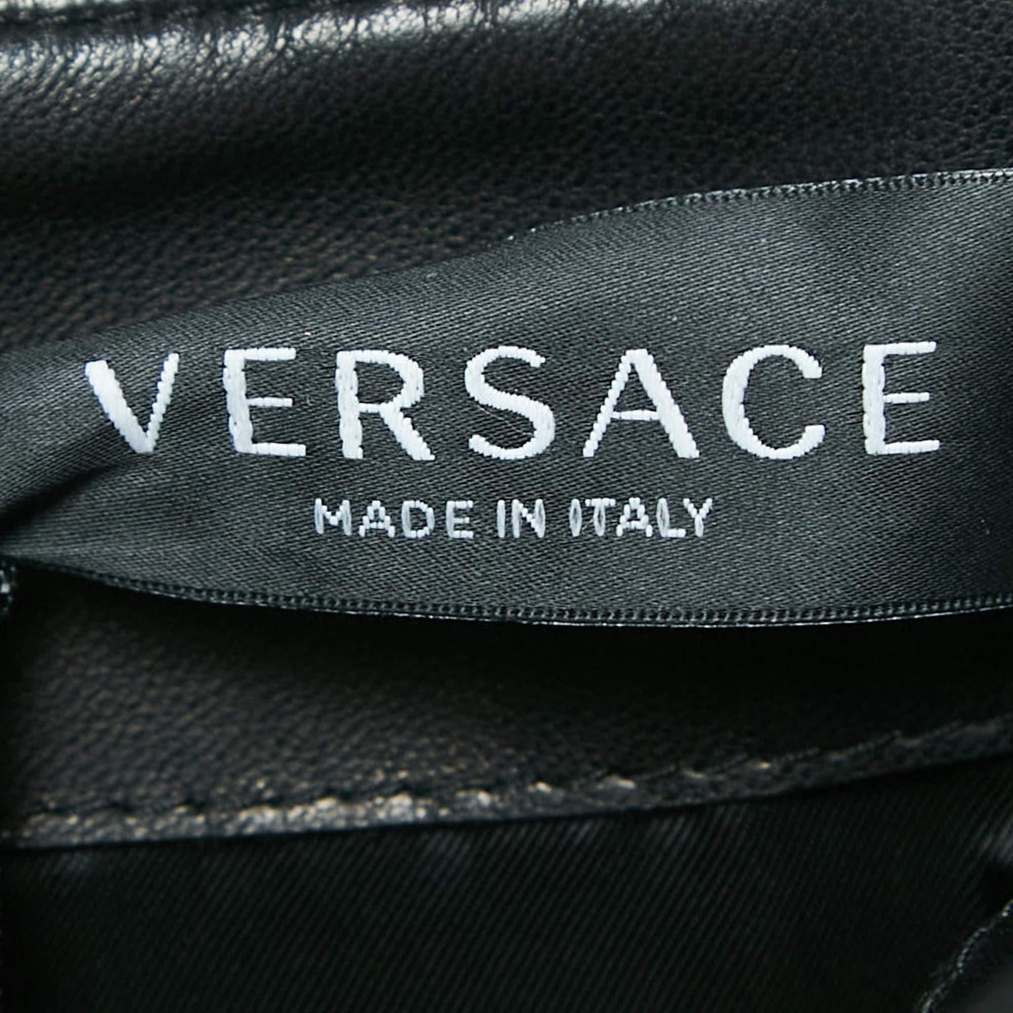 Versace Mini gonna con inserto a catena in pelle nera XS In condizioni Nuovo in vendita a Dubai, Al Qouz 2