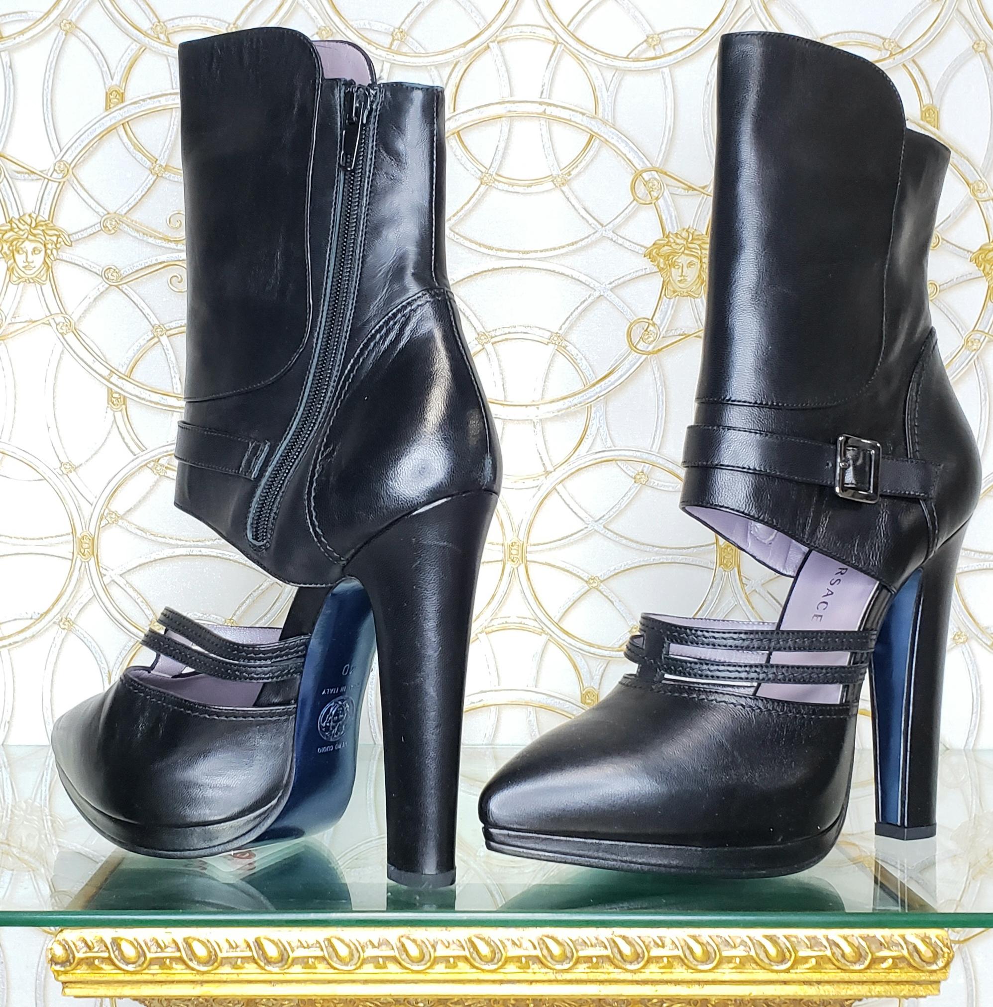 VERSACE

 Cutout boots



Heel measures approximately 140mm/ 5.5 inches with a 10mm/ 0.5 inch platform.

 Versace gives a winter staple a directional makeover with these black leather boots with a chic cutout front and silver buckle fastenings.

