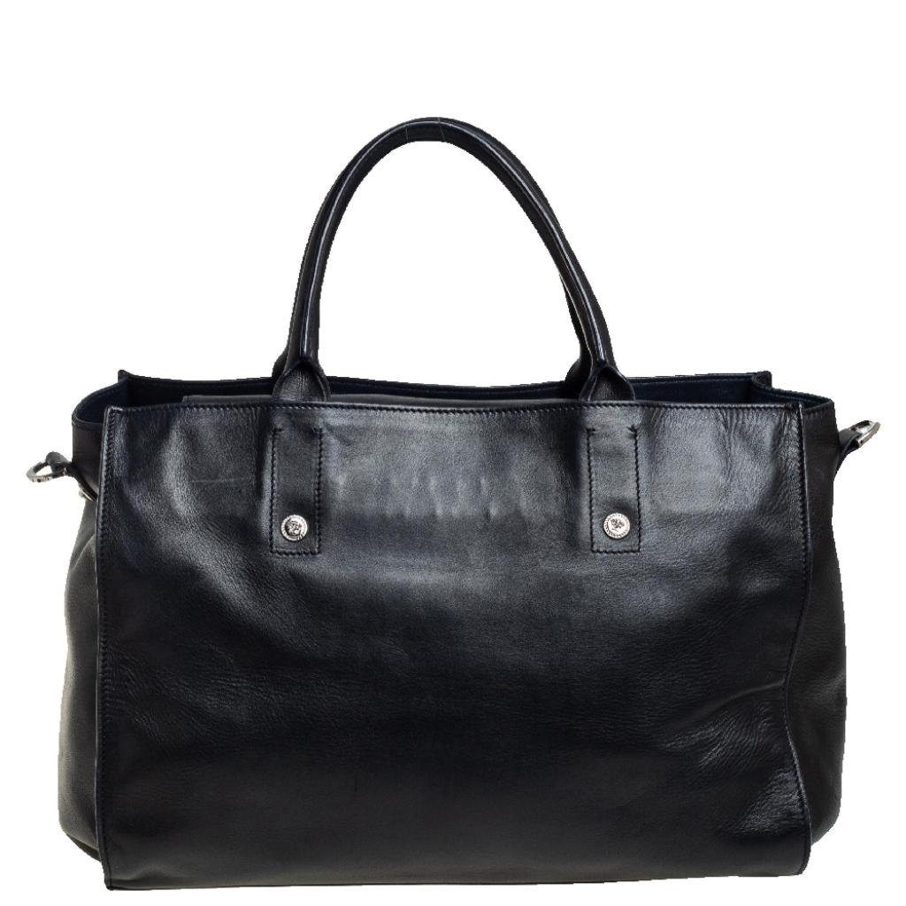 This Donna Palazzo bag from Versace is an alluring design. The bag comes in a luxurious black leather exterior, designed with the signature Medusa motif on the front. It features a spacious interior and dual top handles. High on appeal and