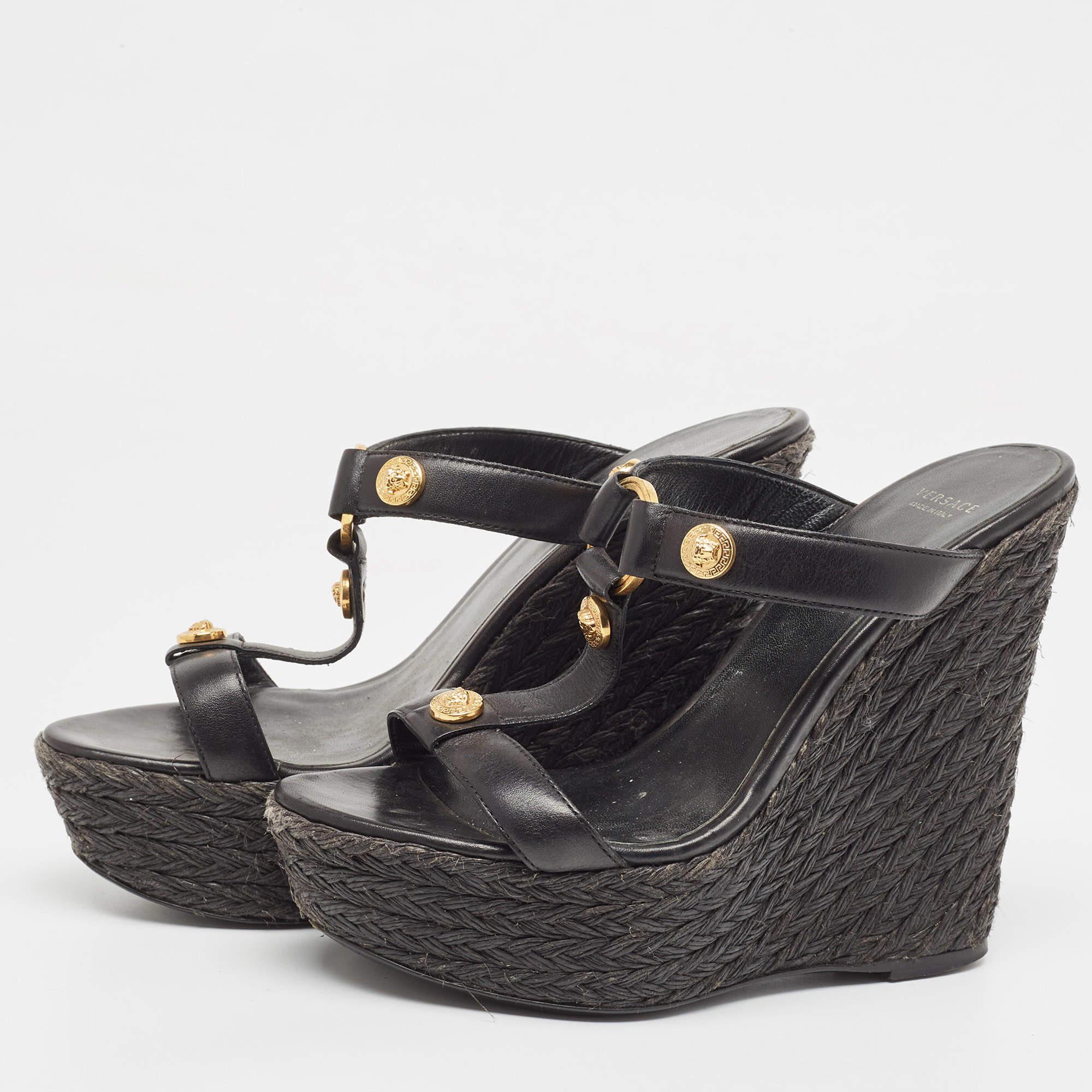 Vervollständigen Sie Ihr gut zusammengestelltes Outfit mit diesen Schuhen von Versace. Minimalistisch und stilvoll, haben sie eine erstaunliche Konstruktion für dauerhafte Qualität und bequemen Sitz.