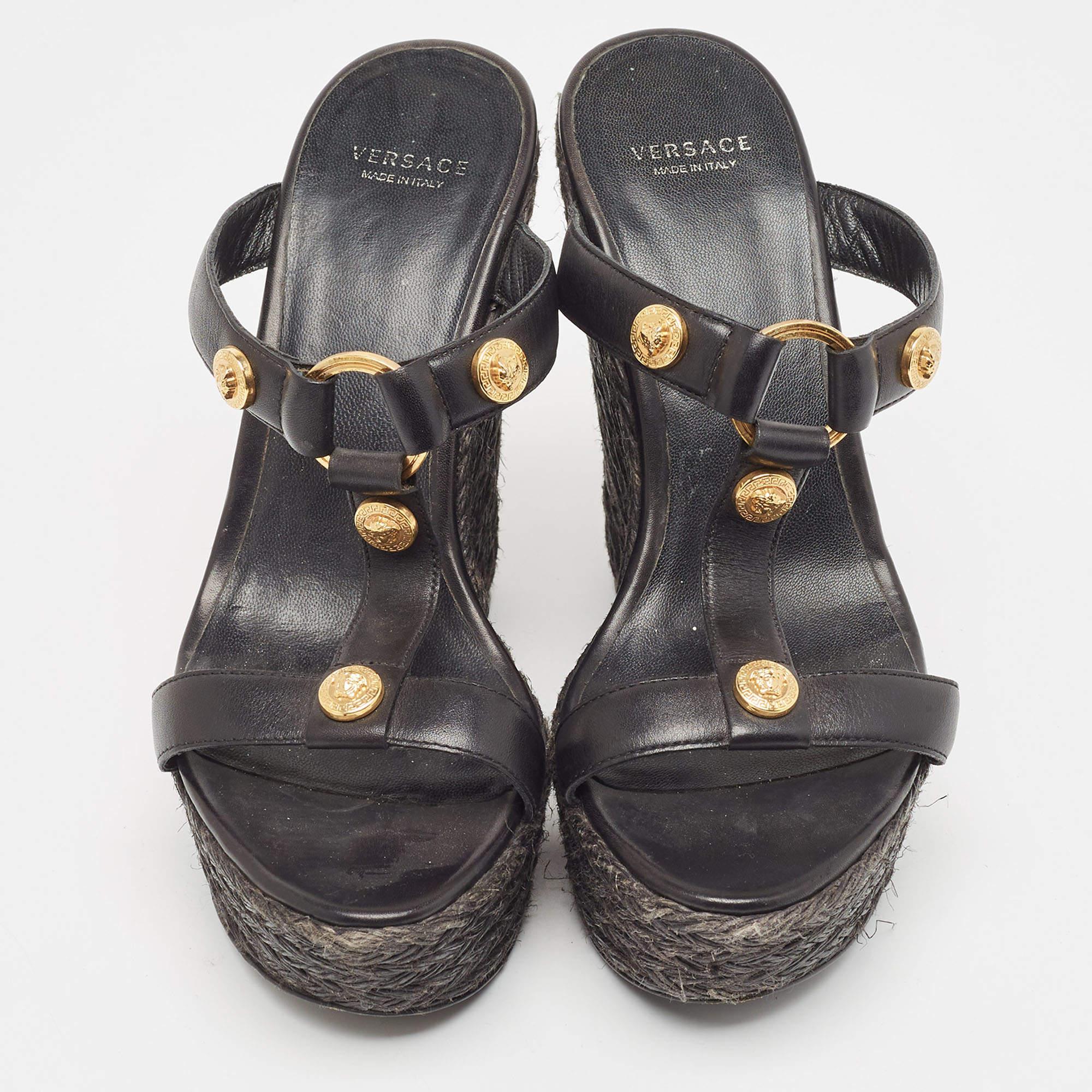 Versace Schwarze Leder verzierte Keilsandalen mit Keil Größe 37 im Zustand „Gut“ im Angebot in Dubai, Al Qouz 2