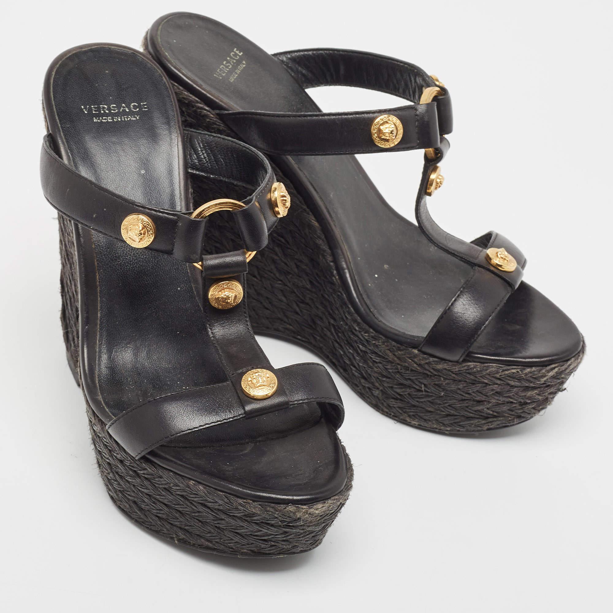 Versace Schwarze Leder verzierte Keilsandalen mit Keil Größe 37 Damen im Angebot