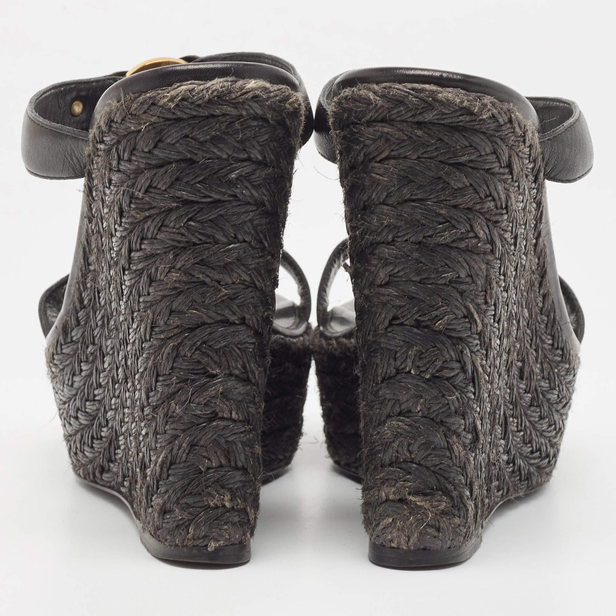 Versace Schwarze Leder verzierte Keilsandalen mit Keil Größe 37 im Angebot 1