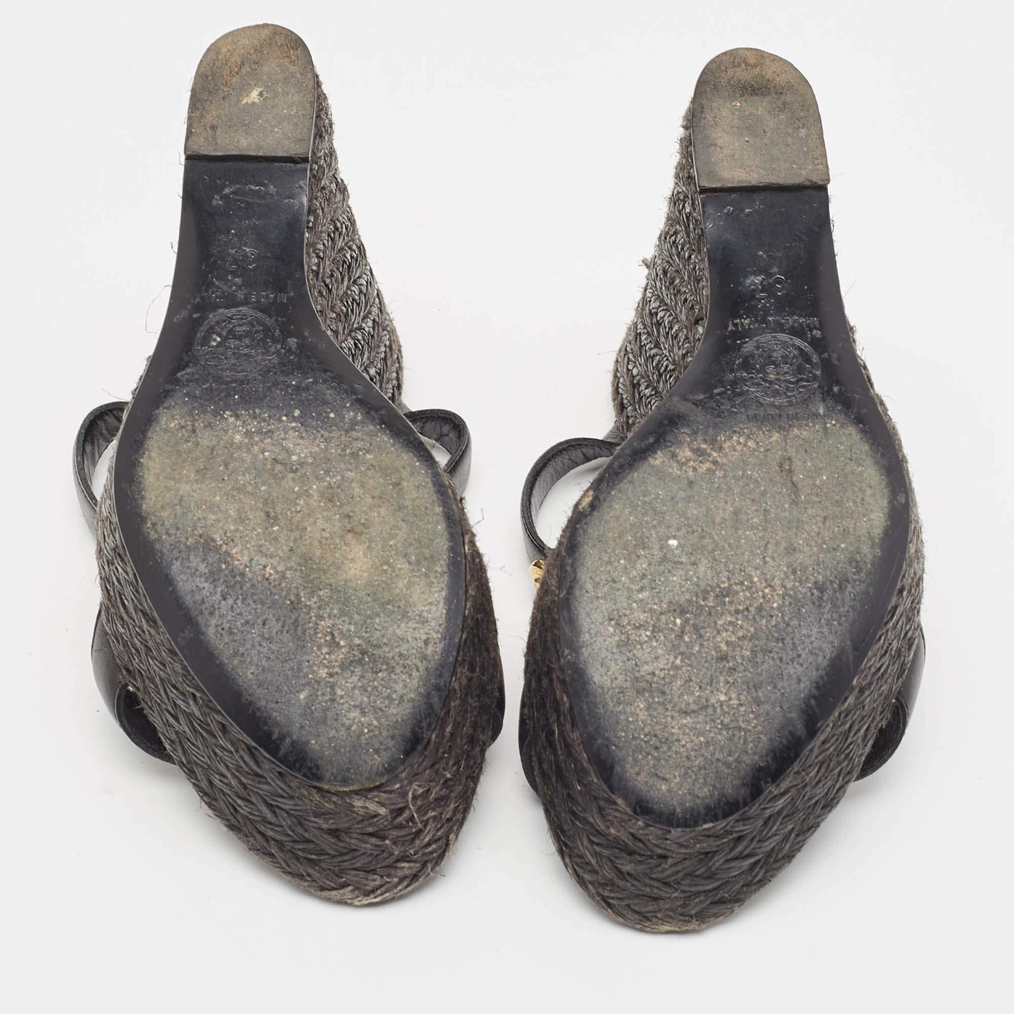 Versace Schwarze Leder verzierte Keilsandalen mit Keil Größe 37 im Angebot 2