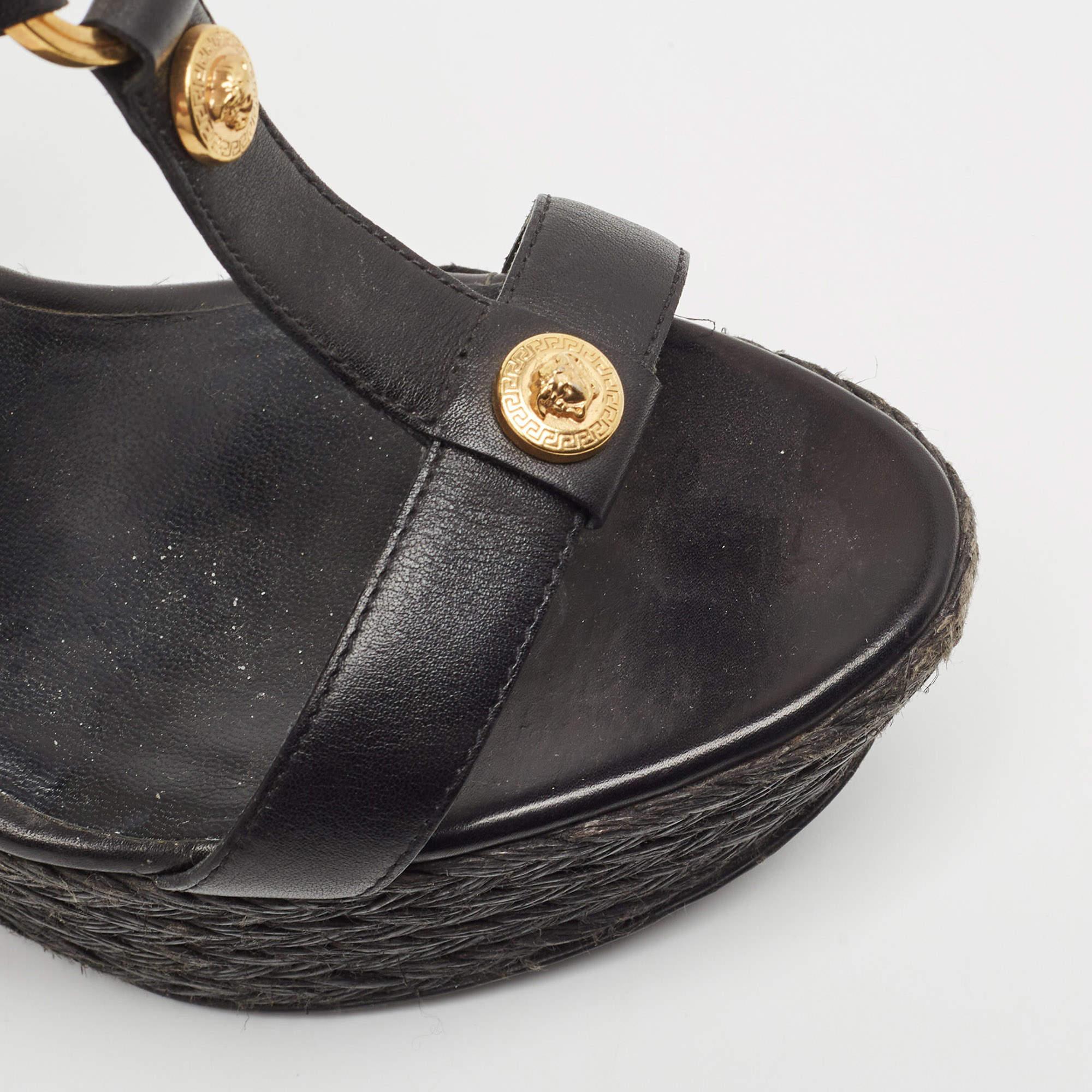 Versace Schwarze Leder verzierte Keilsandalen mit Keil Größe 37 im Angebot 3