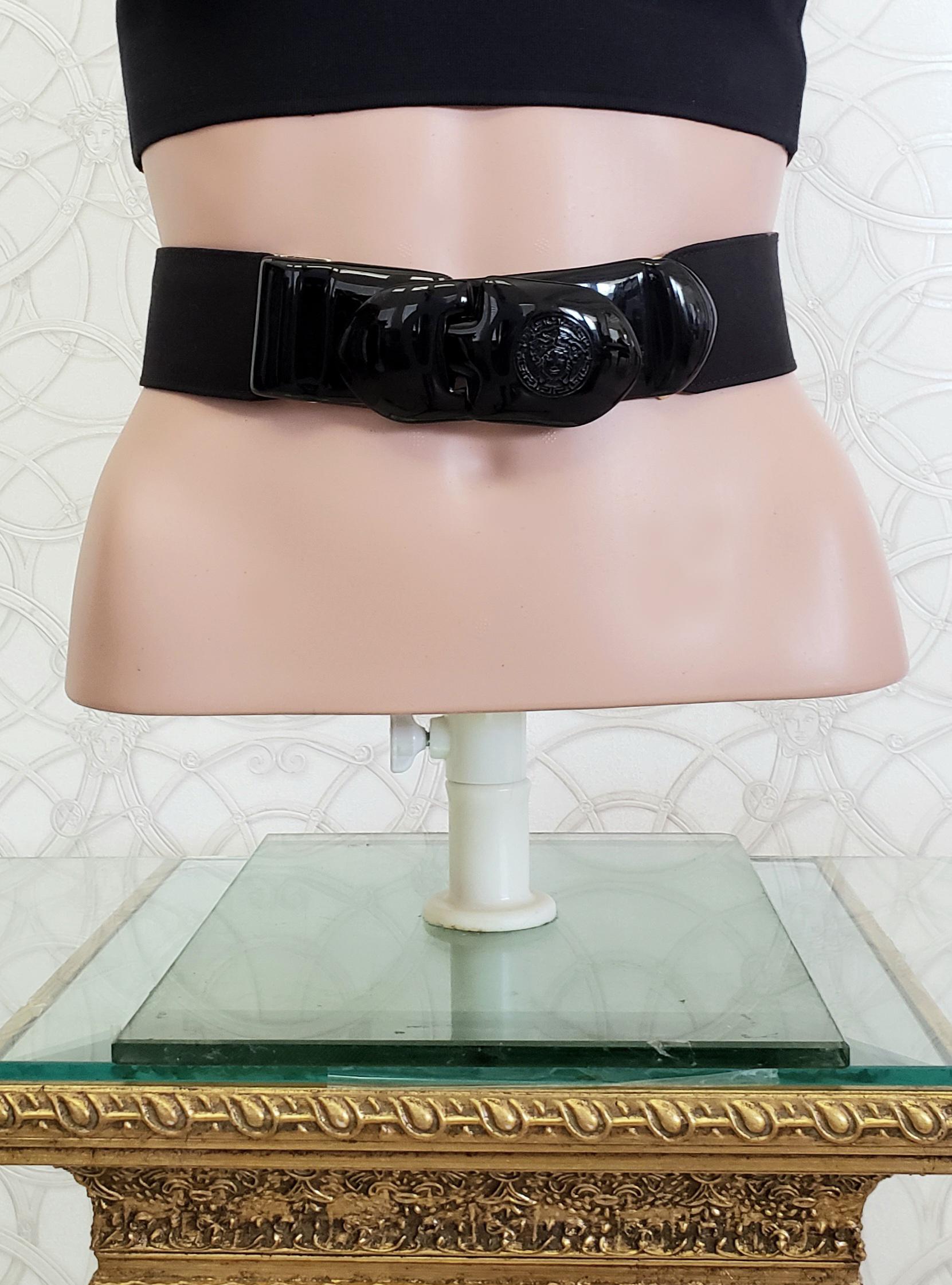 VERSACE

Black stretchy textile and leather belt
Medusa Head Plastic buckle
Gold - tone Hardware

Size 42 - 6
Wide 2