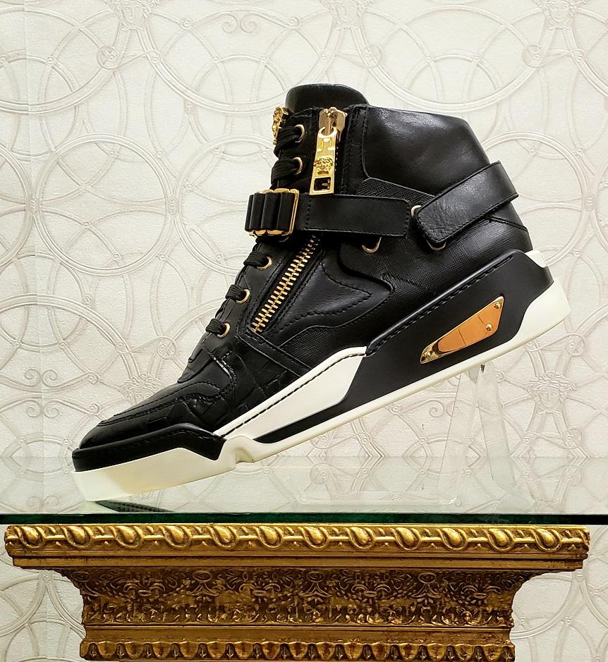 VERSACE 



Leather Hight-Top Sneakers

  Gold Medusa Zippers 



  Color: Black/ white sole

Gold-tone Hardware

Content: 100% leather
Rubber sole
Leather insole


Made in Italy
       Italian size is 41 - US 8
       
Pre-owned! Very good