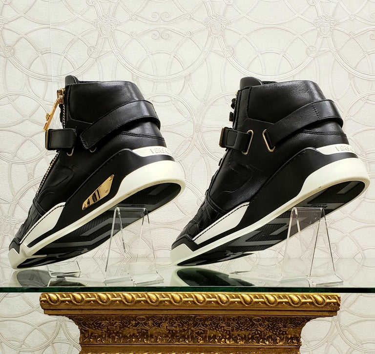 VERSACE BLACK LEATHER GOLD MEDUSA ZIPPER HIGH-TOP Fashion  display picture 2