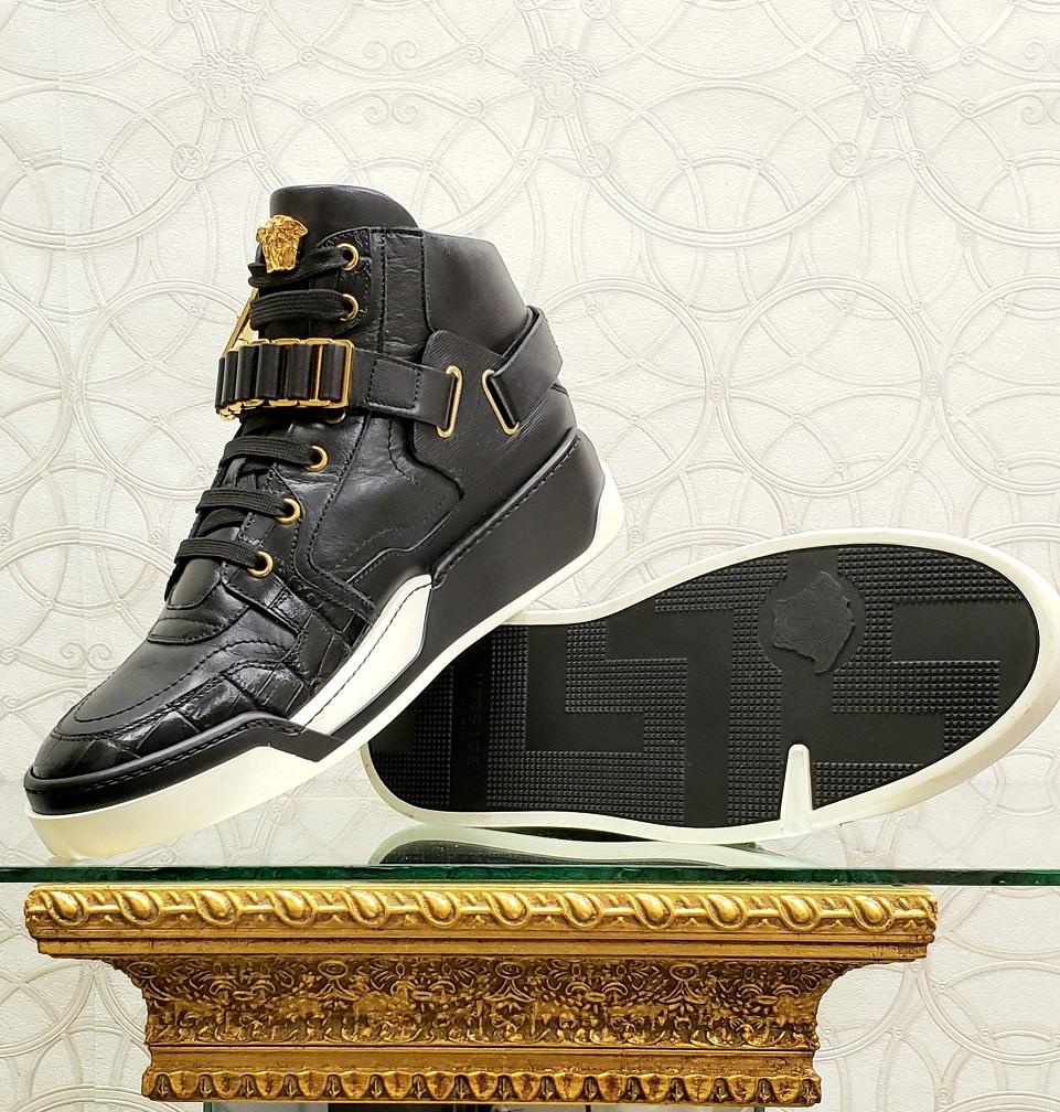 VERSACE BLACK LEATHER GOLD MEDUSA ZIPPER HIGH-TOP Fashion SNEAKERS 41 - 8 In Excellent Condition In Montgomery, TX
