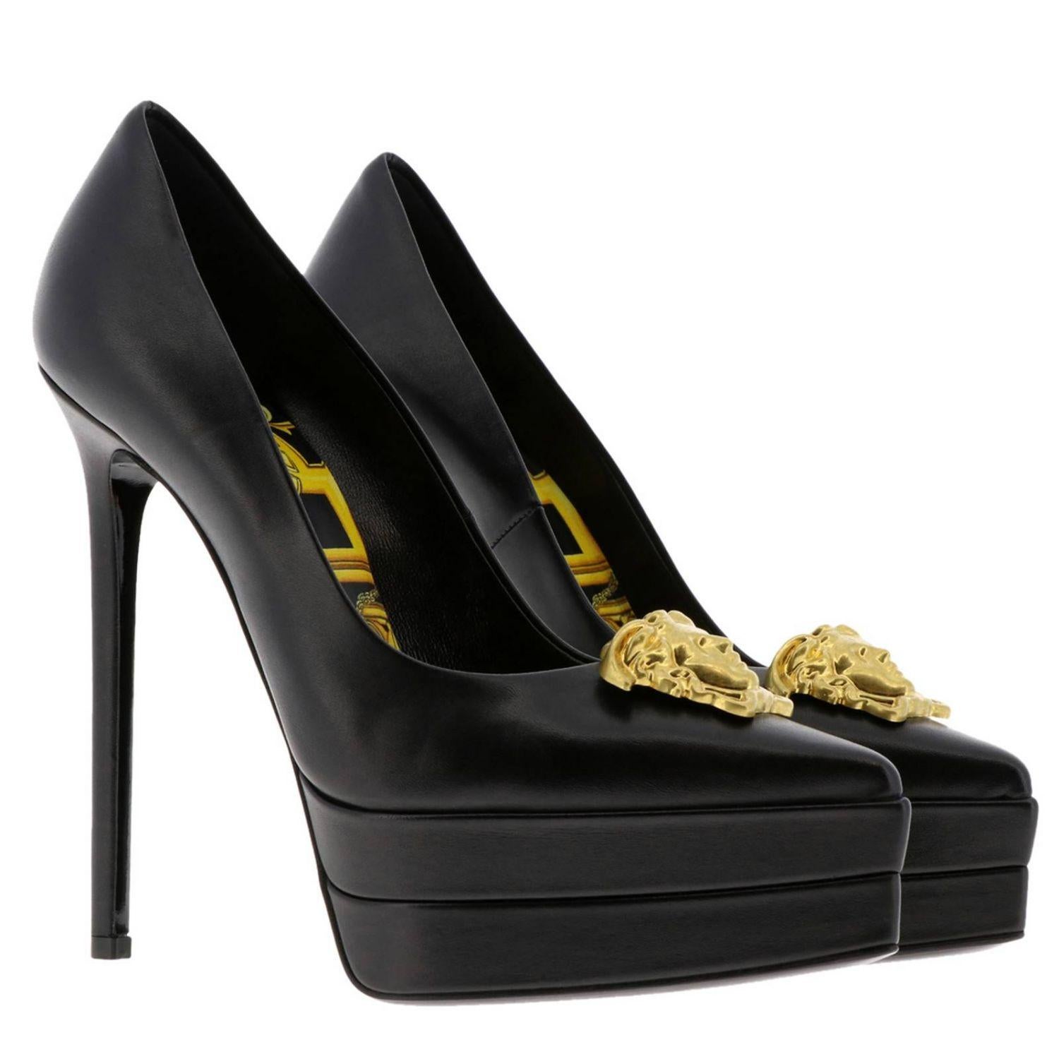 Versace Schwarzes Leder Goldton Medusa Palazzo Plateau Stiletto Pump

Die Palazzo Pumps von Versace sind aus schwarzem Kalbsleder gefertigt und sitzen auf einem Plateau, das die Beine streckt. Sie sind mit dem ikonischen Medusa-Kopf in Goldtönen