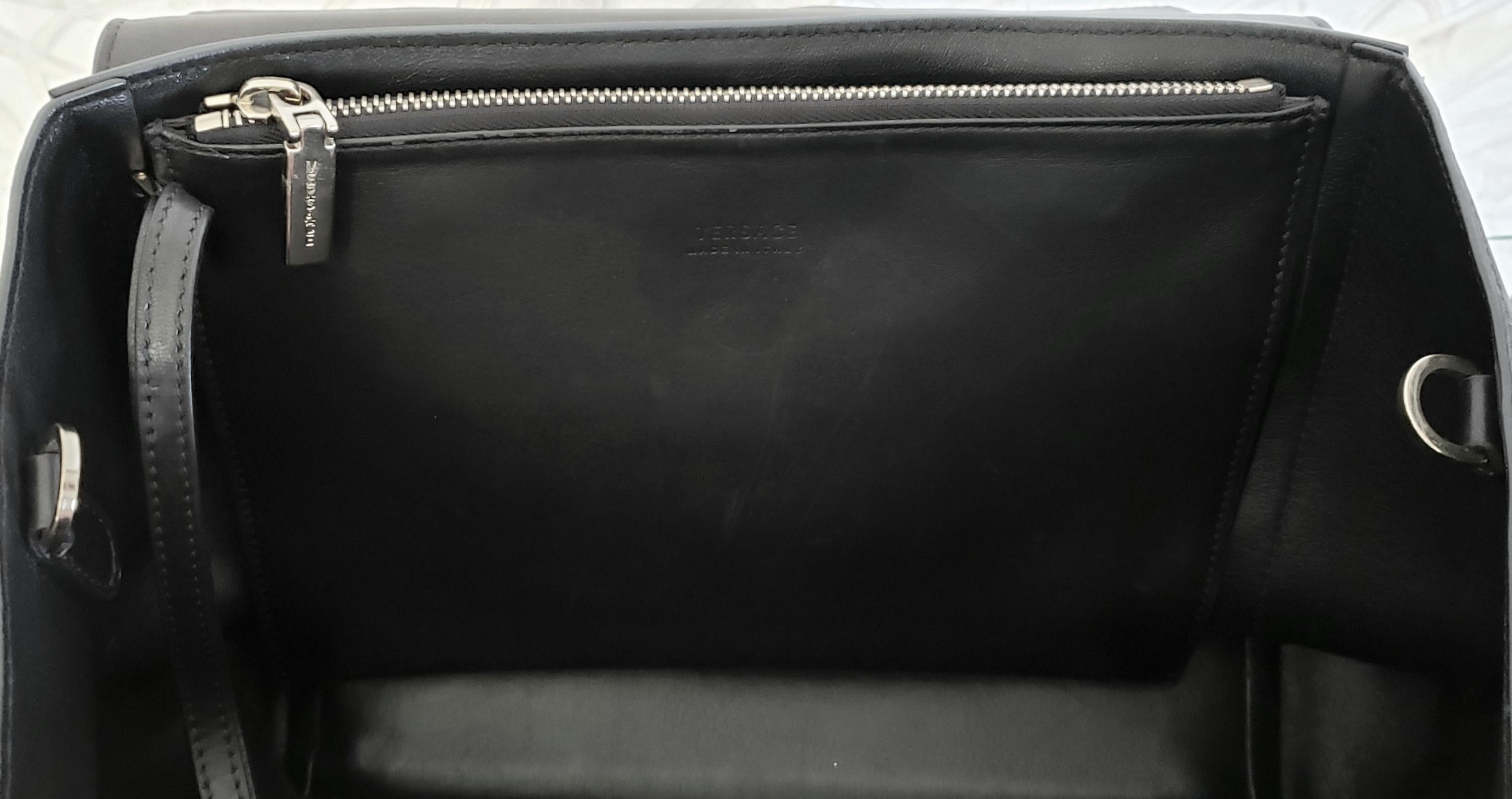 VERSACE BLACK LEATHER HANDBAG/SHOULDER BAG w/REMOVABLE PACKET PURSE In Excellent Condition For Sale In Montgomery, TX