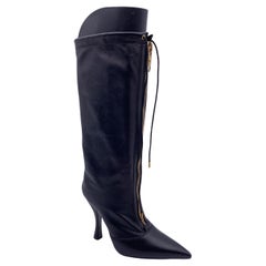 Versace Bottes à talons en cuir noir avec fermeture centrale Taille 36