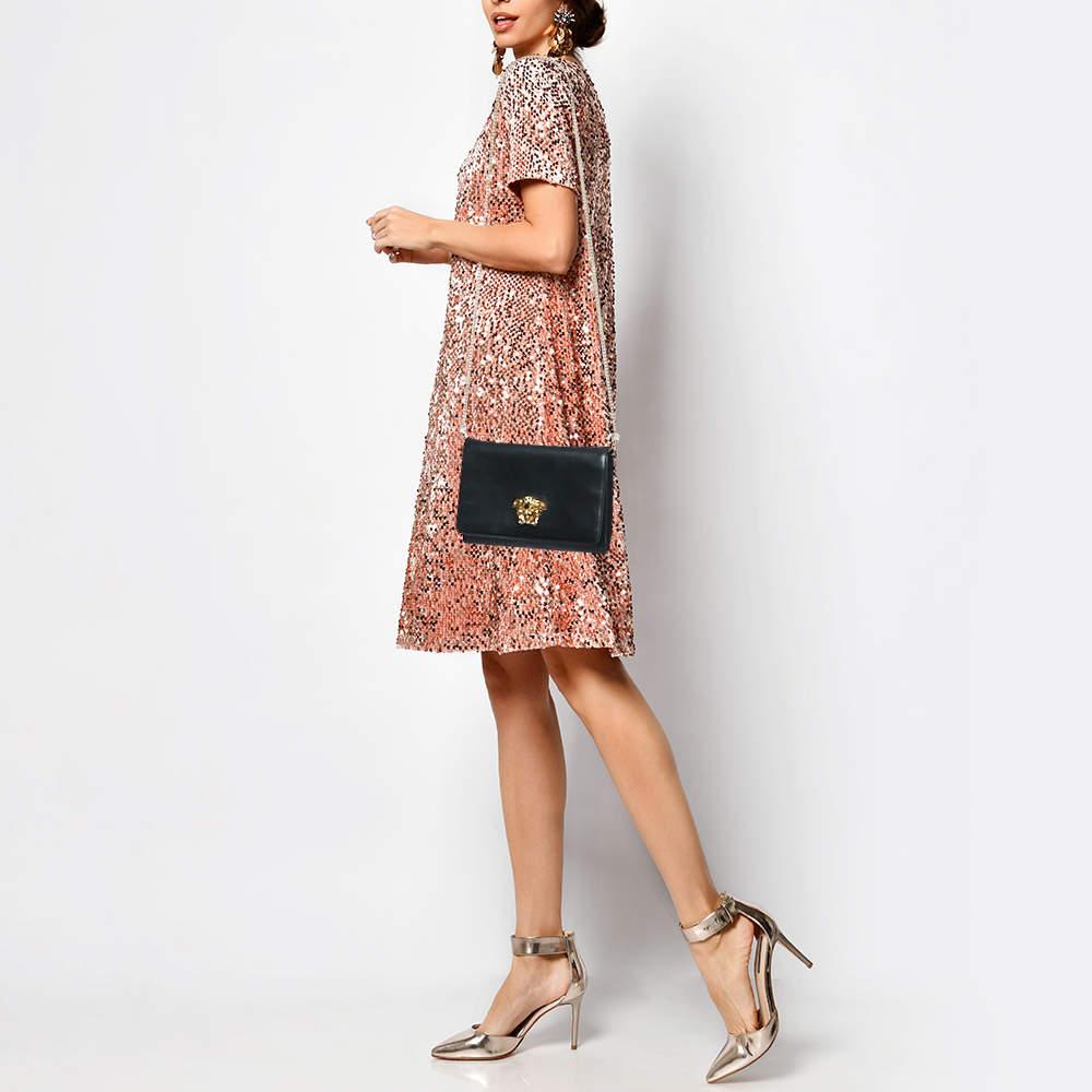 This designer clutch for women has the kind of design that ensures high appeal, whether held in your hand or on your shoulder. It is a meticulously crafted piece bound to last a long time.