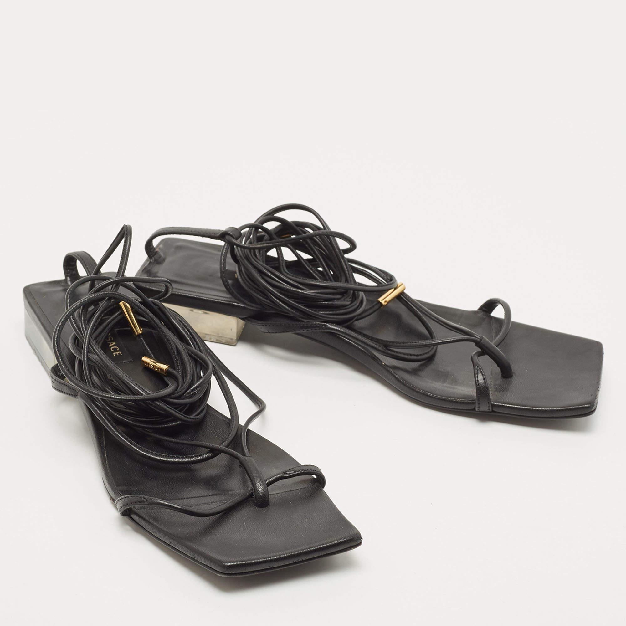 Versace Sandalias de piel negra con cordones talla 38 Negro en venta