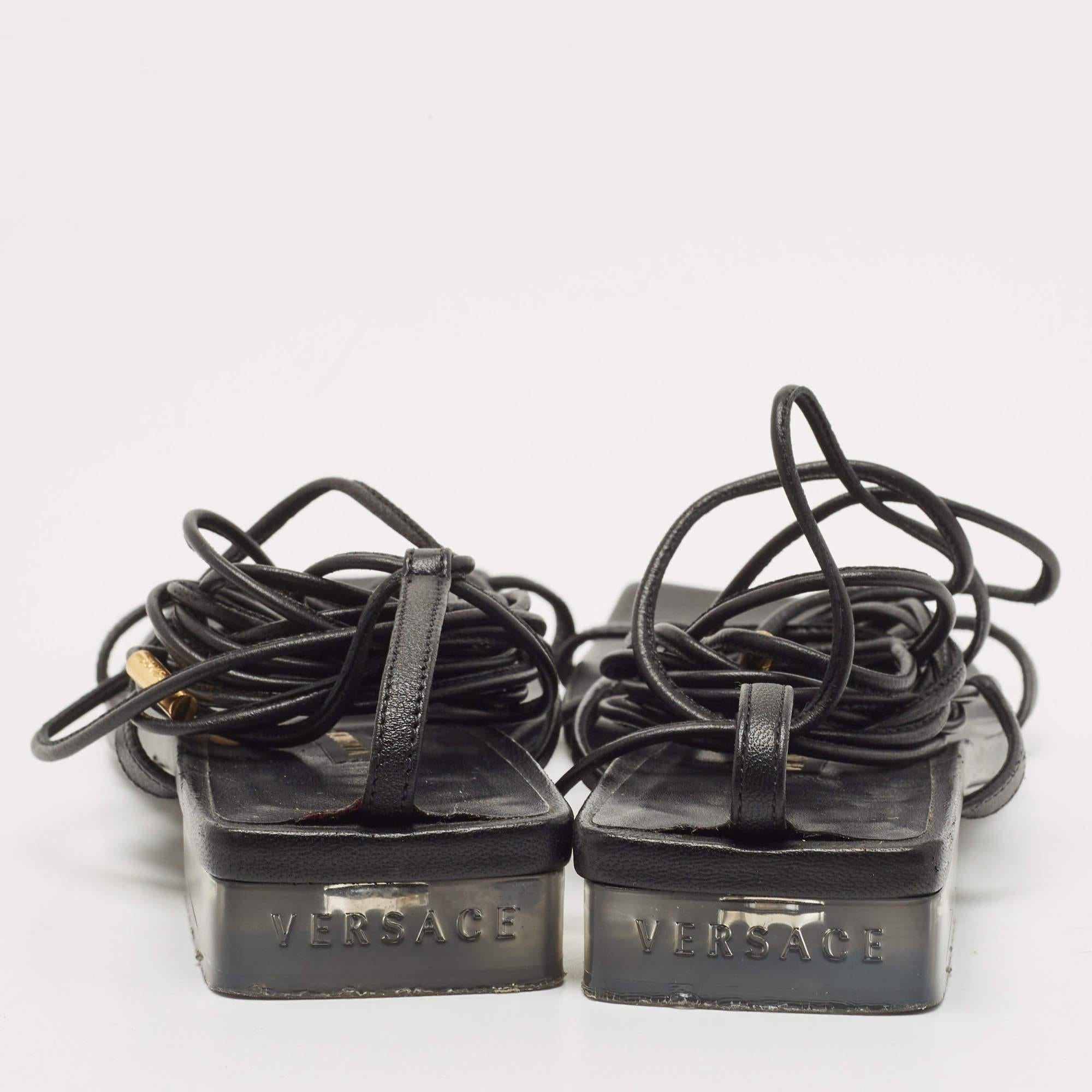 De las mujeres Versace Sandalias de piel negra con cordones talla 38 en venta