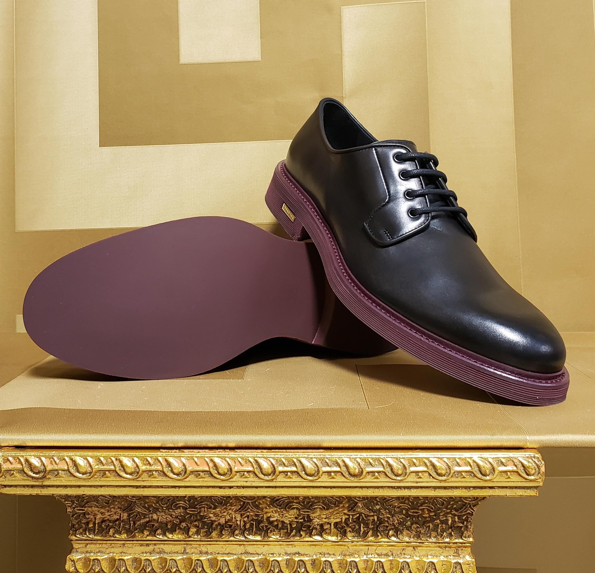 VERSACE


BLACK LEATHER LOAFER SHOES with BURGUNDY HEEL
Metal hardware, Lace-up


Content: 100 % leather

Lining: 100% leather


Made in Italy


Italian Size is 45 - US 12
 insole: 11