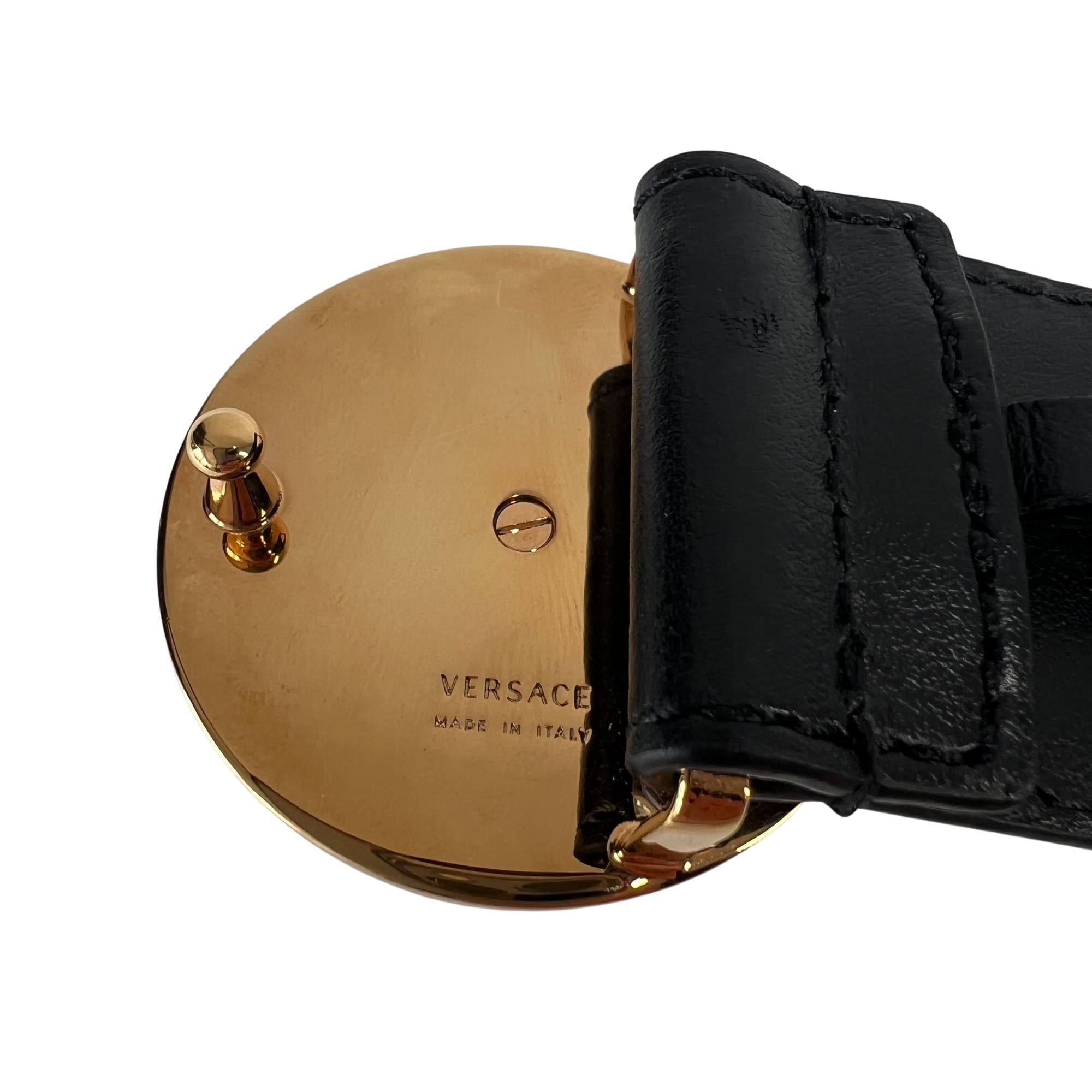 Schwarzer Ledergürtel mit Medusa-Kopf und Logo von Versace (Größe 80/32) 1