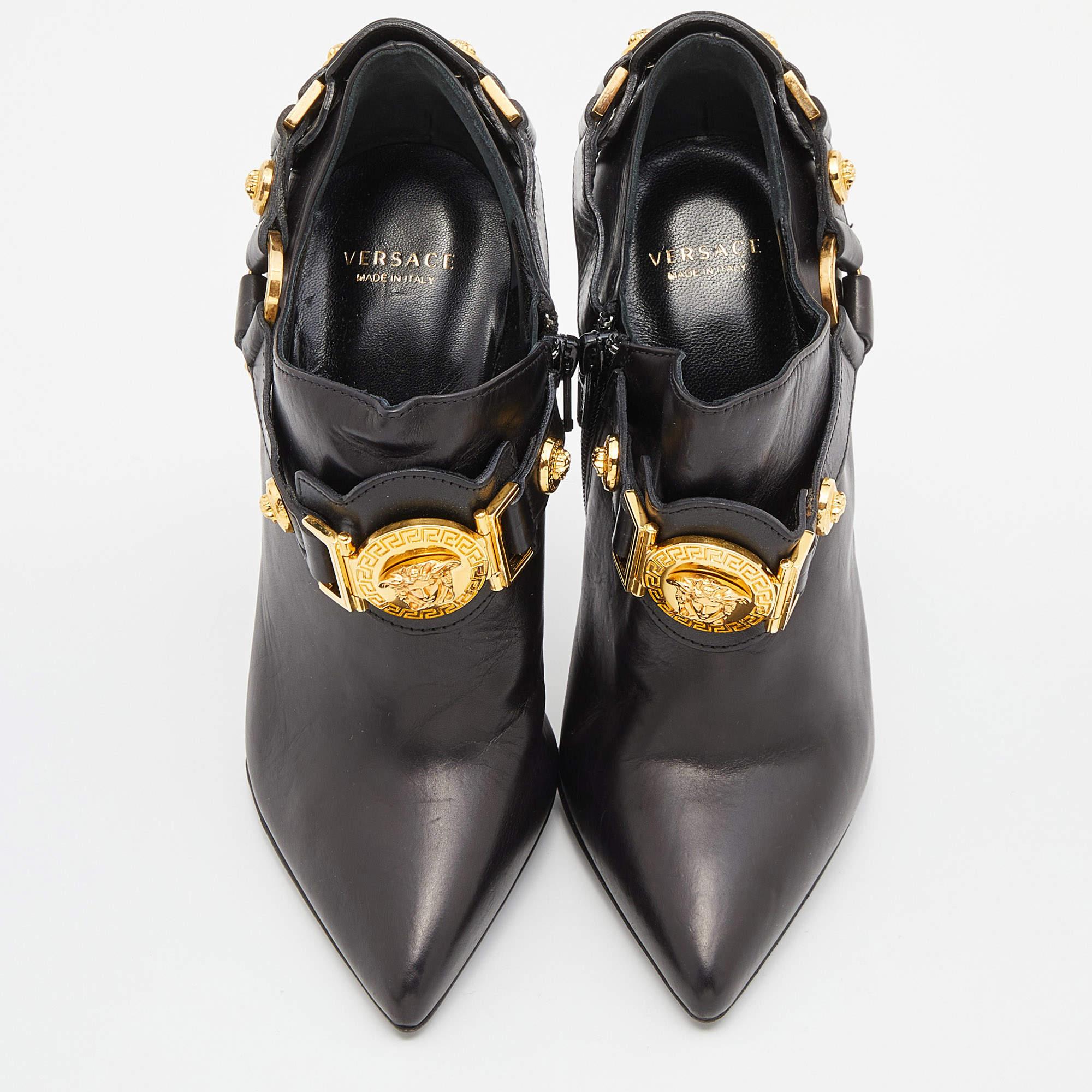 Un style rock-chic et un attrait sophistiqué caractérisent ces étonnantes bottes Versace. Fabriquées à partir de matériaux de qualité, elles ajouteront un charme opulent à votre look et compléteront de nombreux looks que vous voudrez créer.

