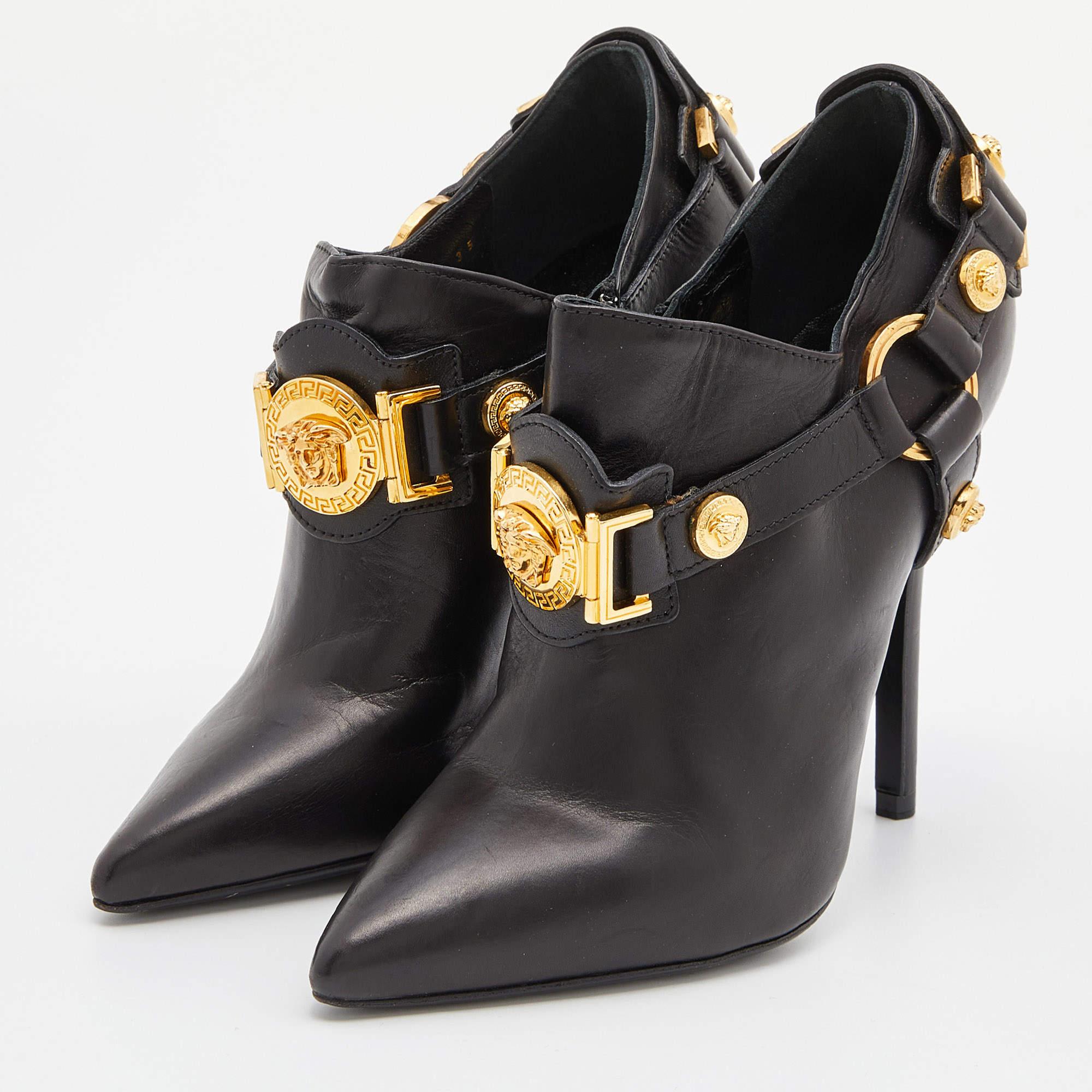 Versace - Bottines Medusa en cuir noir - Taille 35 Excellent état - En vente à Dubai, Al Qouz 2