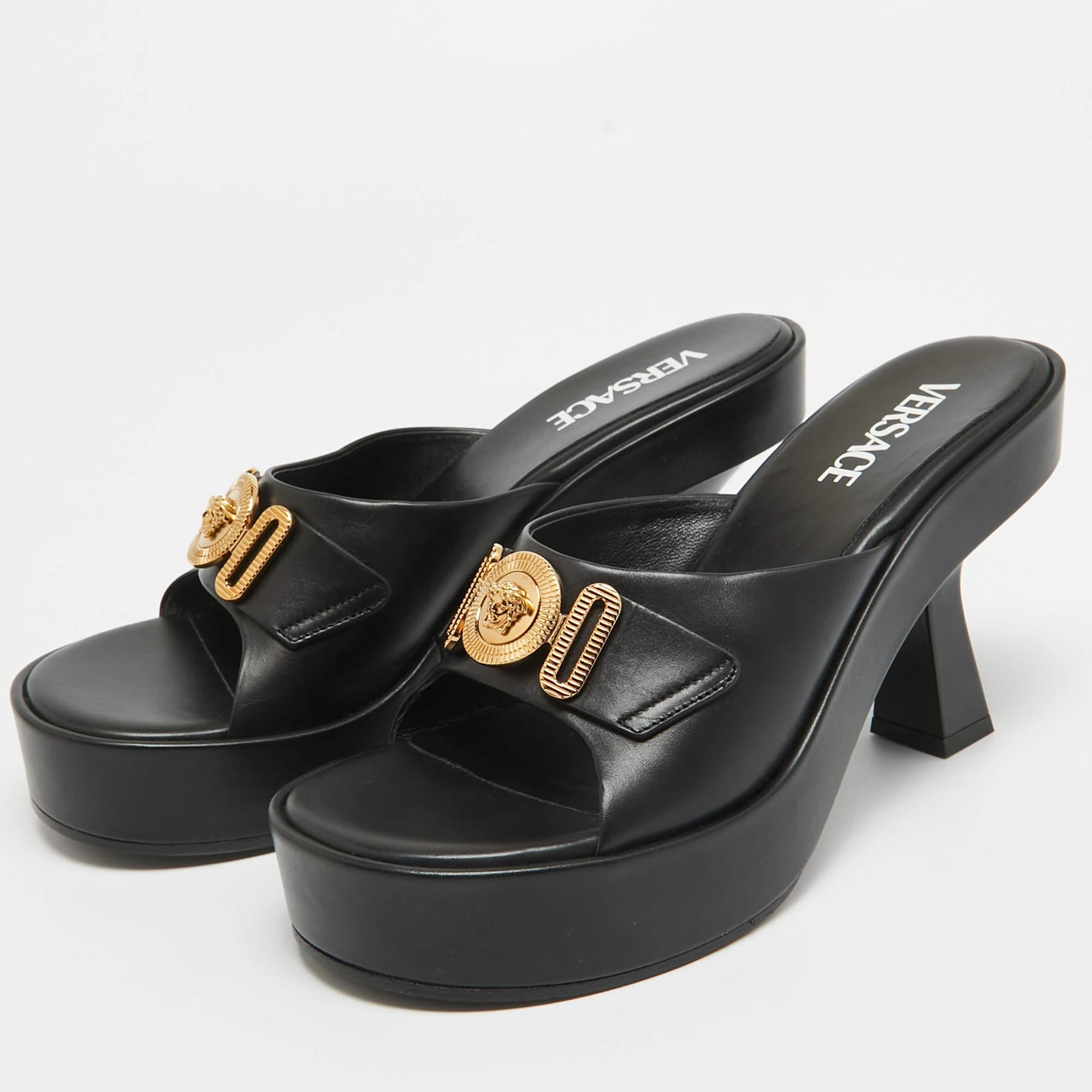 These sandals are chic and constructed with care for a great fit. Crafted from quality materials, they are durable, easy to style, and fabulous, with comfortable interiors, artful designing, and beautiful uppers.