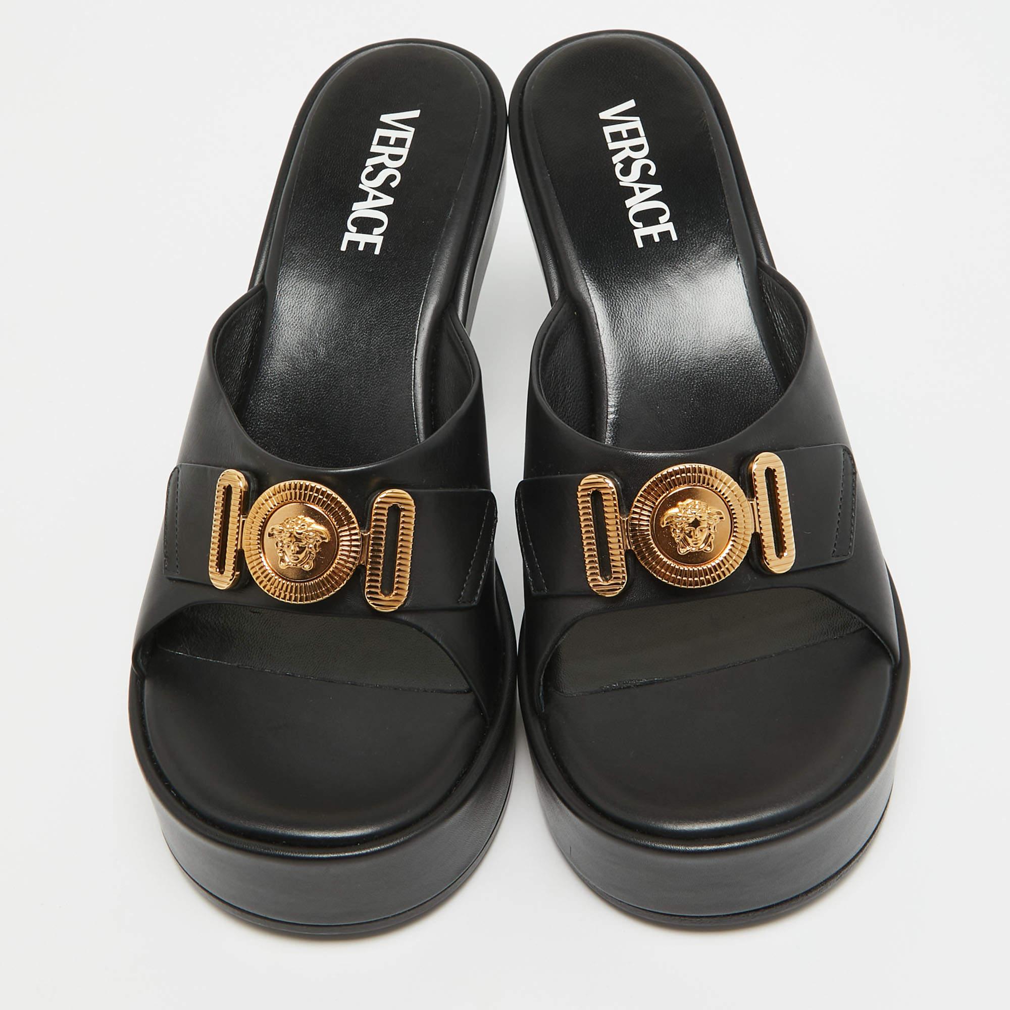 Versace Black Leather Medusa Biggie Platform Slide Sandals Size 39 In Good Condition In Dubai, Al Qouz 2