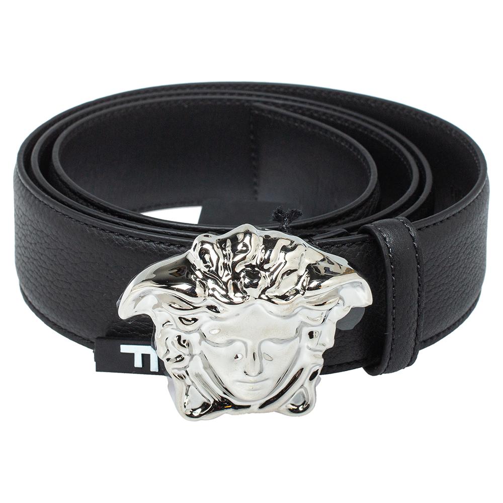 Statement belts are wardrobe essentials and we've got our eyes on this fabulous one from Versace! It has been crafted from black leather and glamorously styled with the signature Medusa buckle in silver-tone. It is equipped with a single loop that