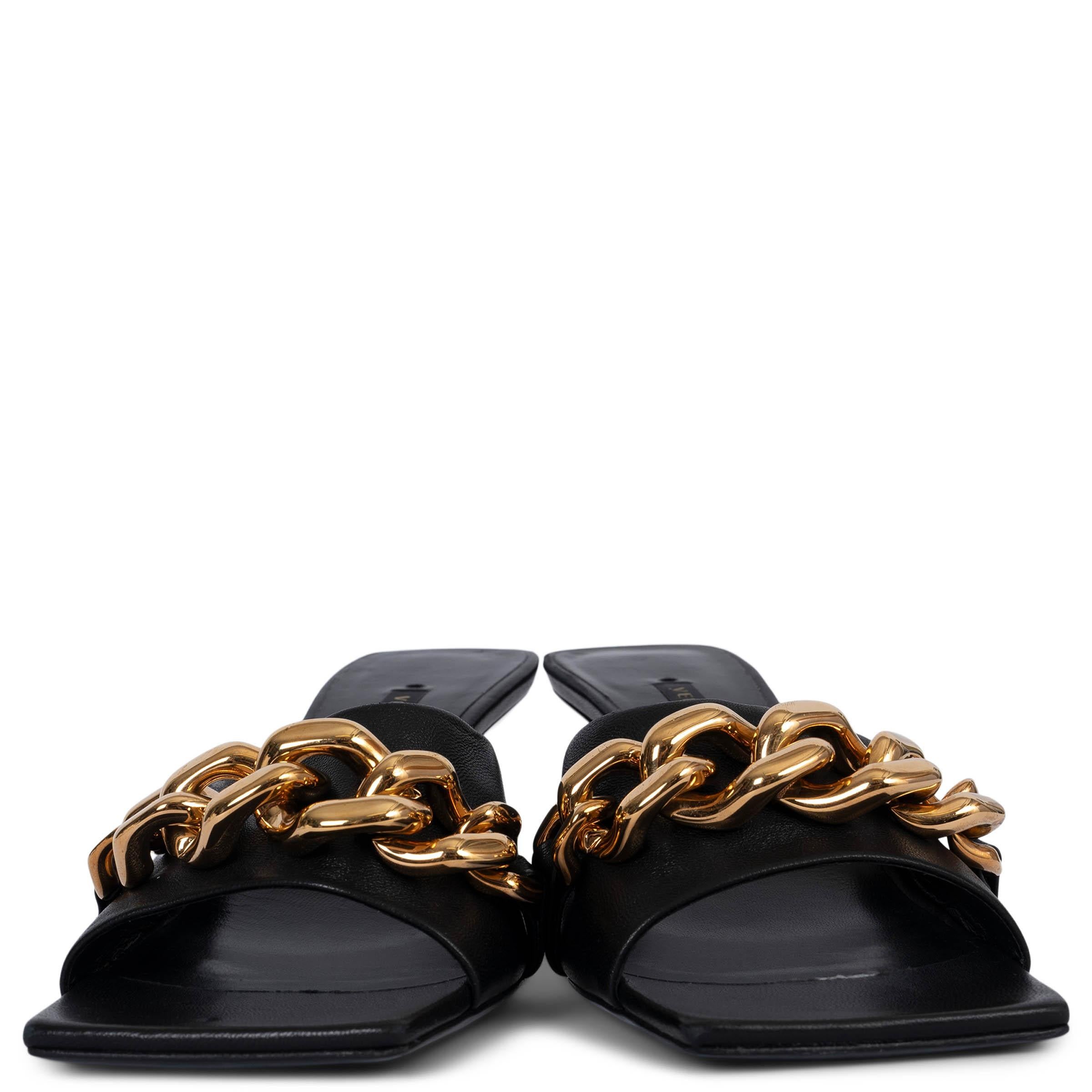 100% authentische Versace Medusa Ketten-Slipper-Sandalen aus schwarzem Kalbsleder mit klobigen goldfarbenen Metallketten-Details. Brandneu. 

Messungen
Aufgedruckte Größe	38.5
Schuhgröße	38.5
Innensohle	25cm (9.8in)
Breite	8cm (3.1in)
Ferse	7cm