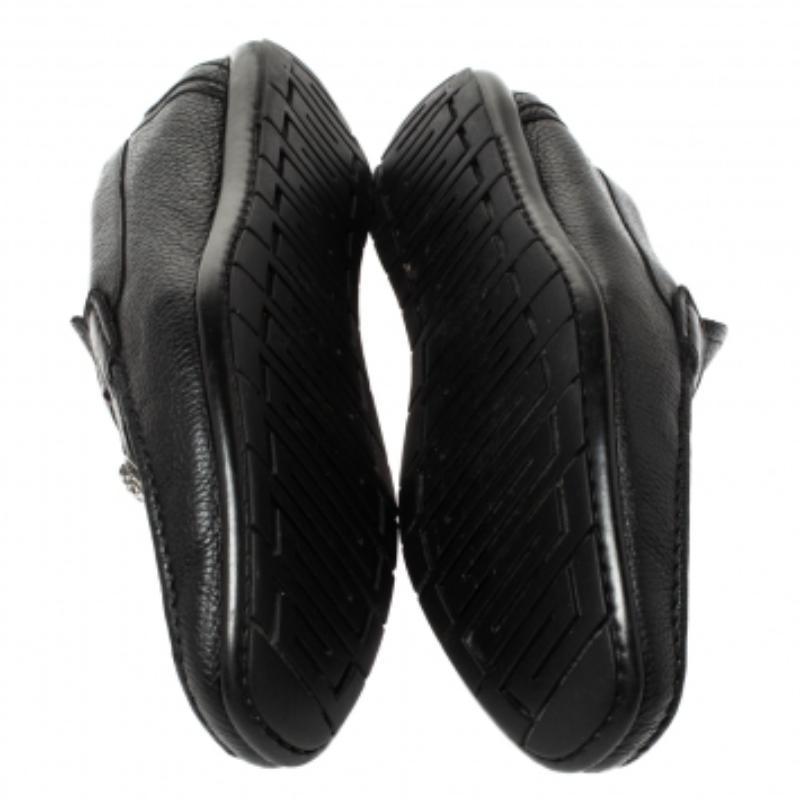 Versace Schwarz Leder Medusa Detail Slip On Loafers Größe 42 im Zustand „Relativ gut“ im Angebot in Dubai, Al Qouz 2