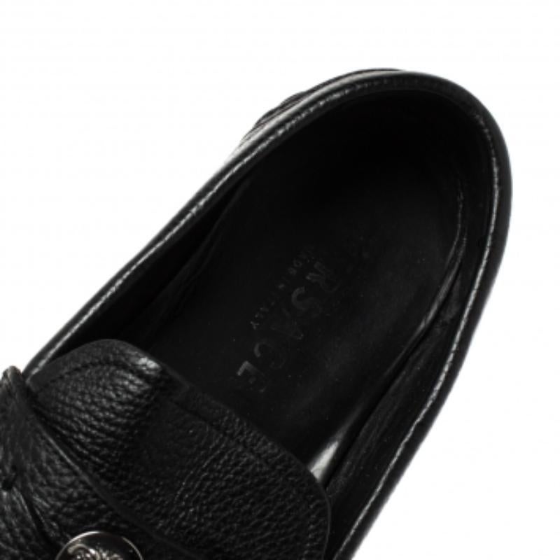 Versace Schwarz Leder Medusa Detail Slip On Loafers Größe 42 Herren im Angebot