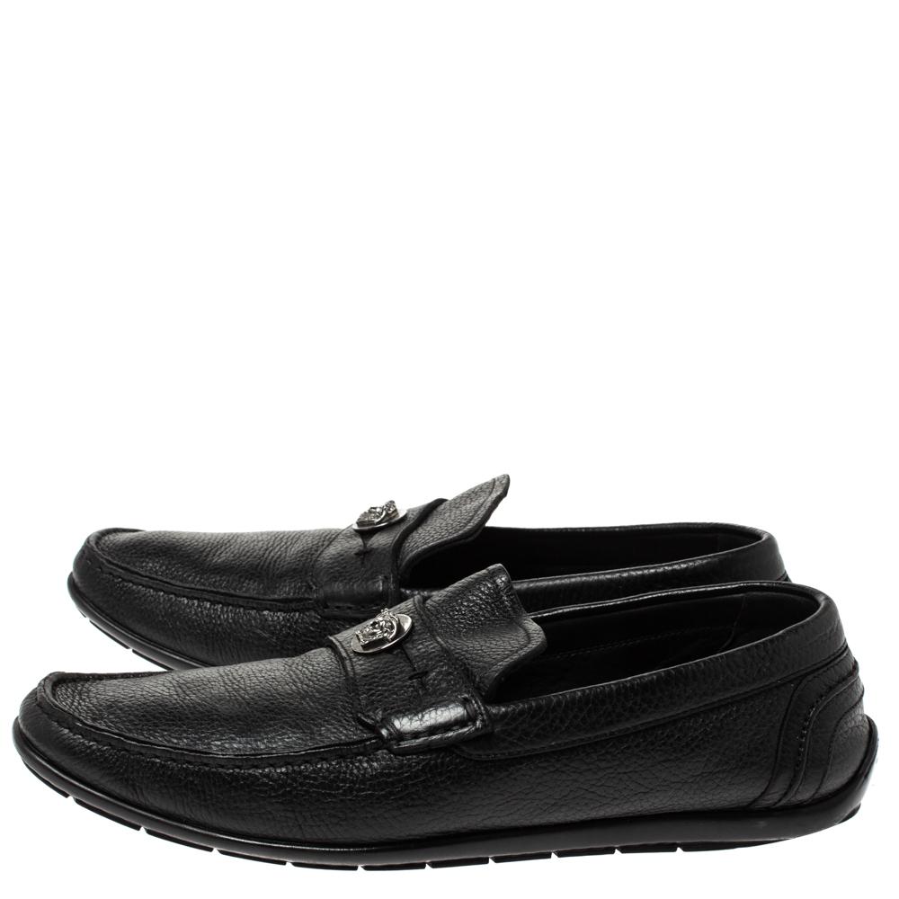 Versace Black Leather Medusa Detail Slip On Loafers Size 42 In Good Condition For Sale In Dubai, Al Qouz 2