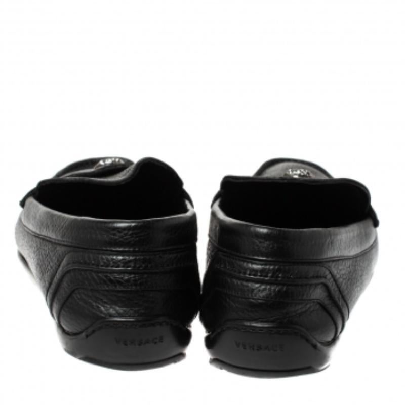 Versace Schwarz Leder Medusa Detail Slip On Loafers Größe 42 im Angebot 1
